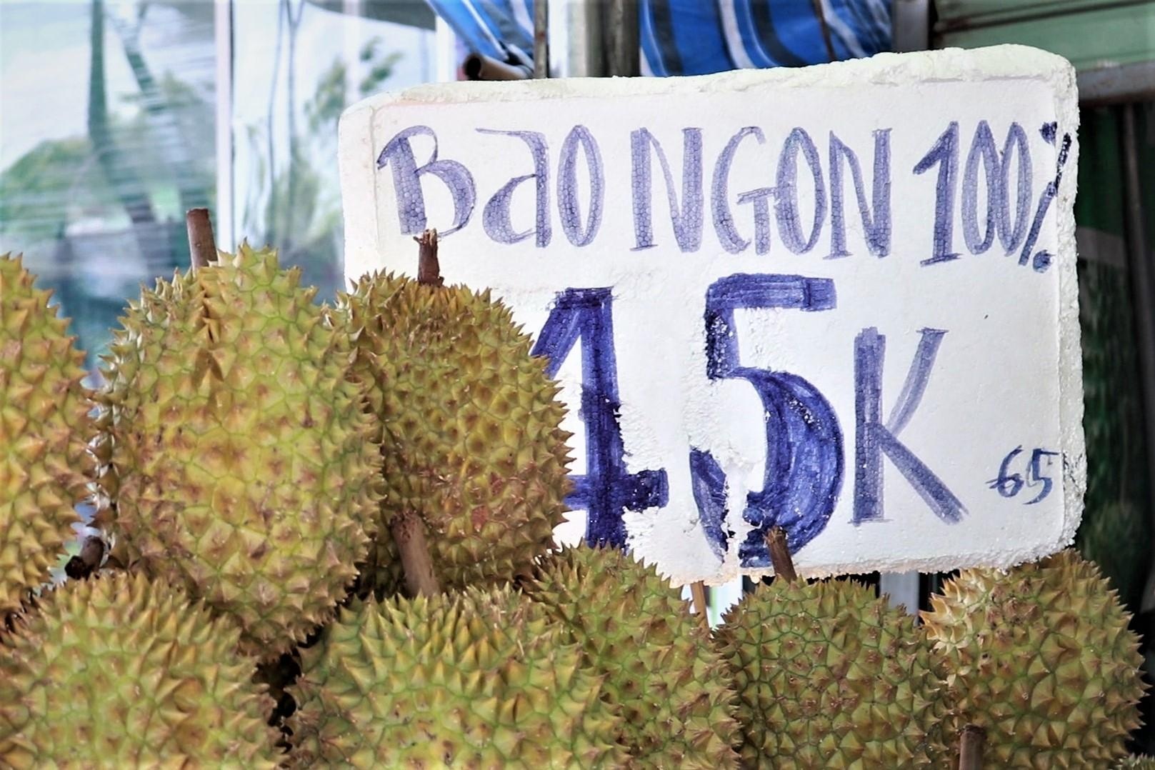 Trai cay gia re e he, nguoi mua van luong lu hinh anh