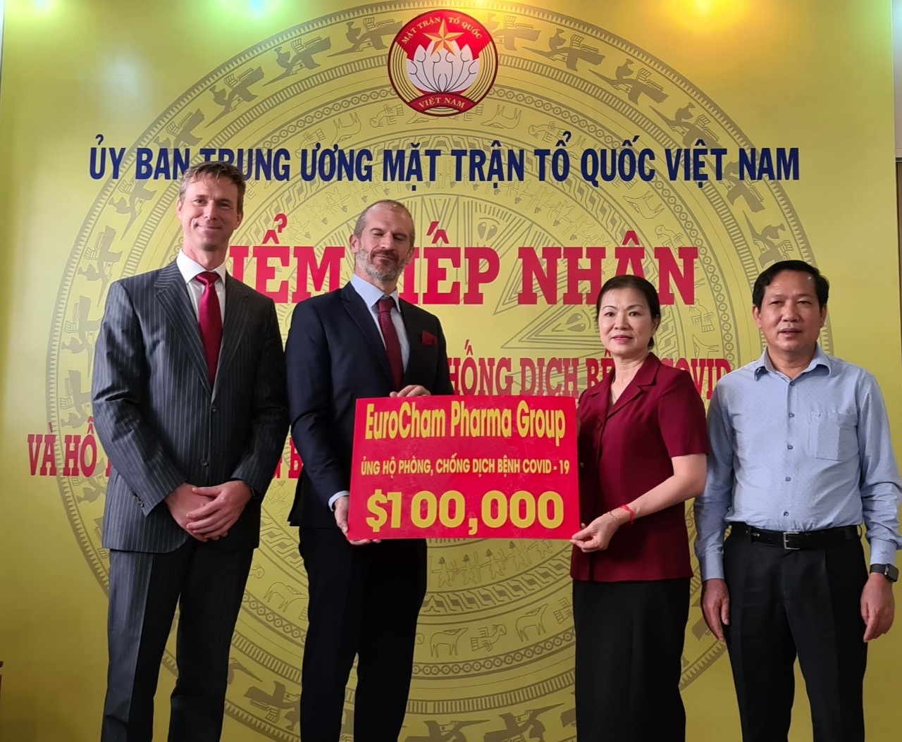 Nhom cong ty duoc cua EuroCham ung ho 100.000 USD chong Covid-19 hinh anh