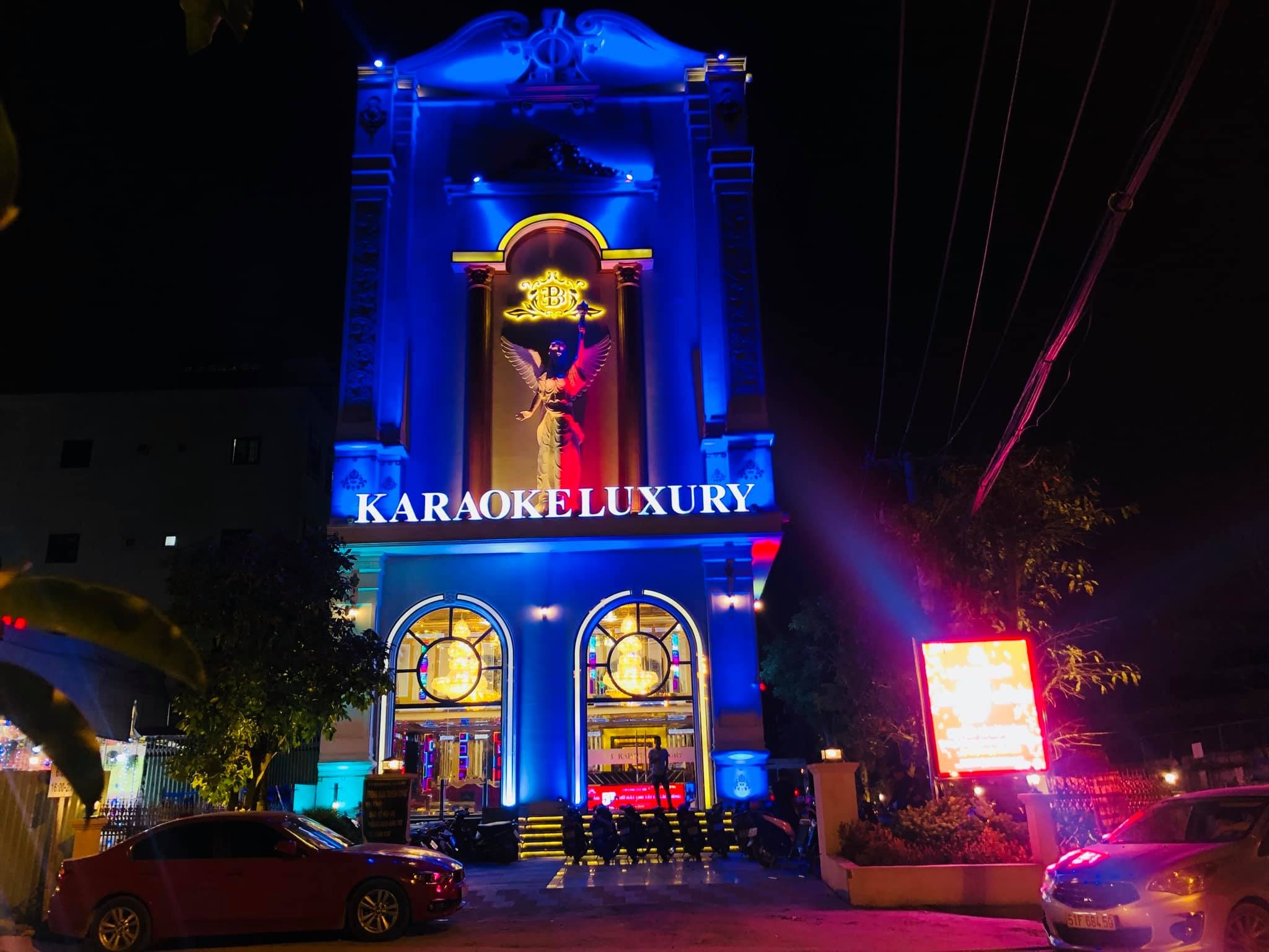 Ton bao nhieu tien de mo mot co so karaoke anh 1