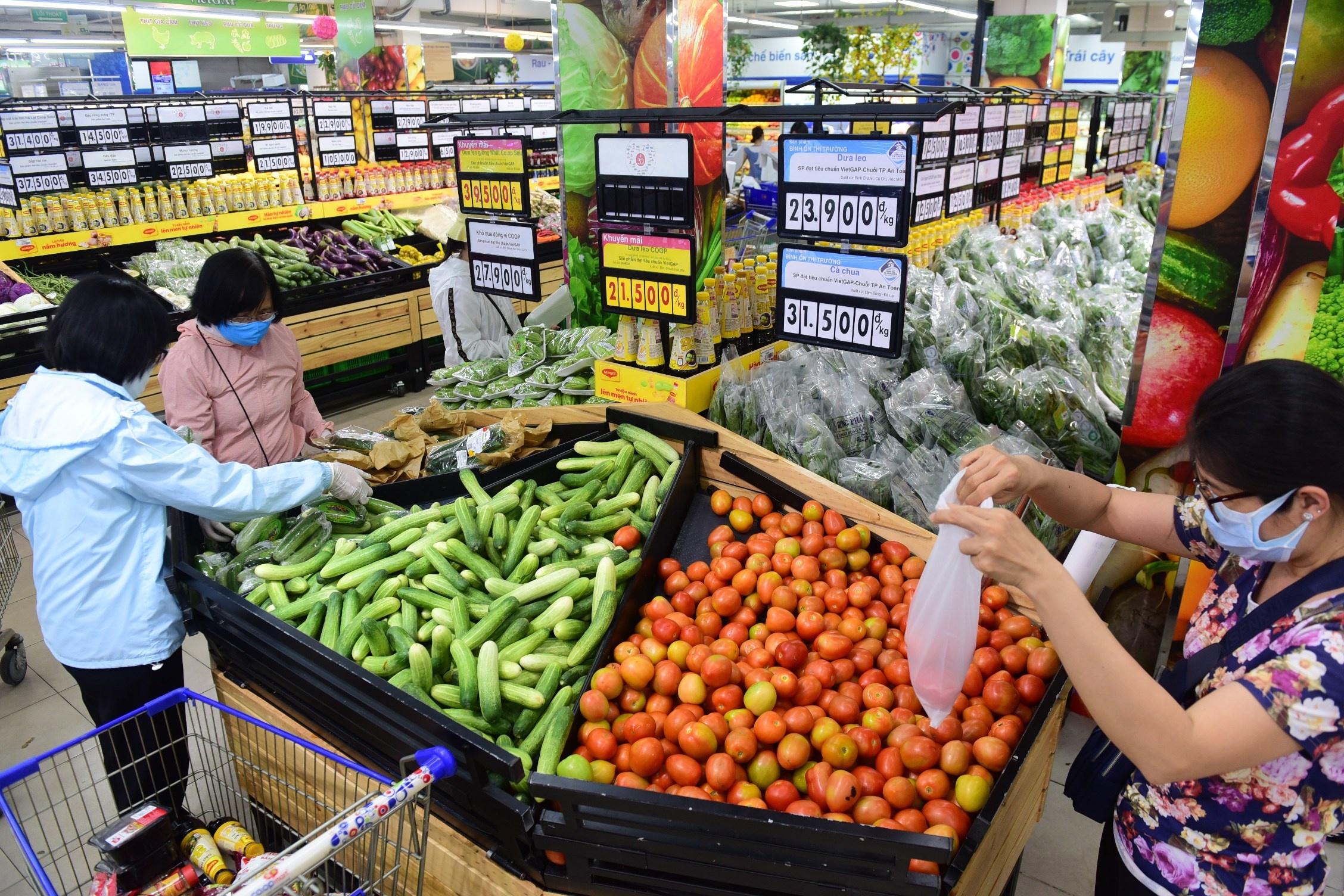 Hon 1.200 doanh nghiep TP.HCM tung khuyen mai lon hinh anh