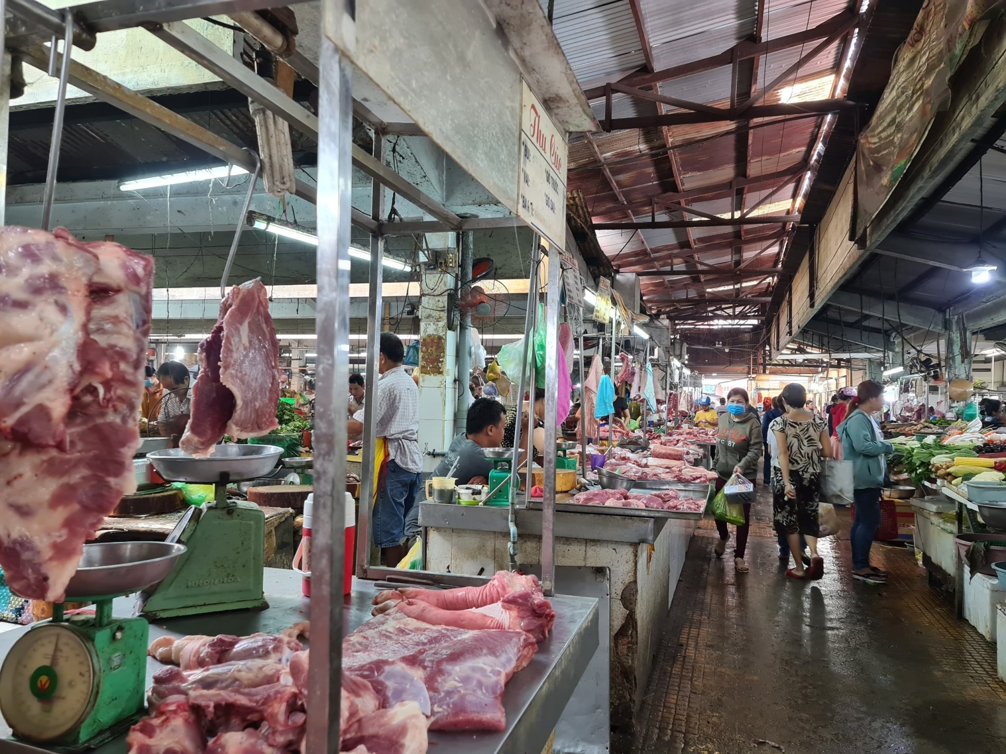 Dan thanh thi mua hang tap hoa va cho nhieu hon sieu thi hinh anh