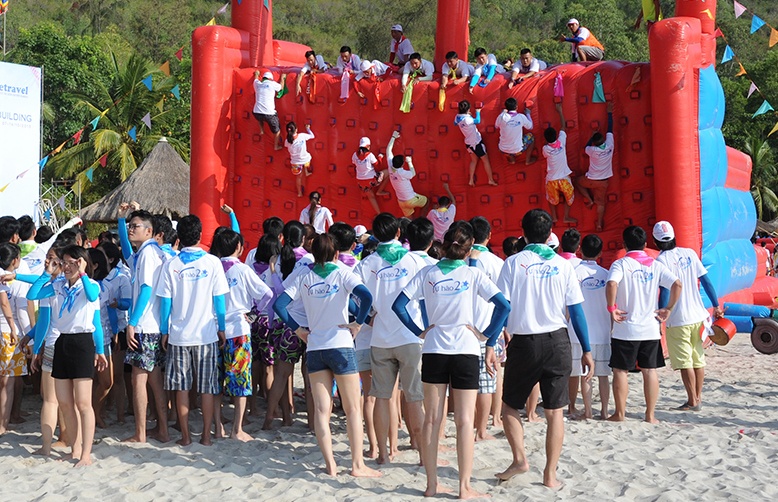 Doanh nghiep do xo di team building sau dich hinh anh