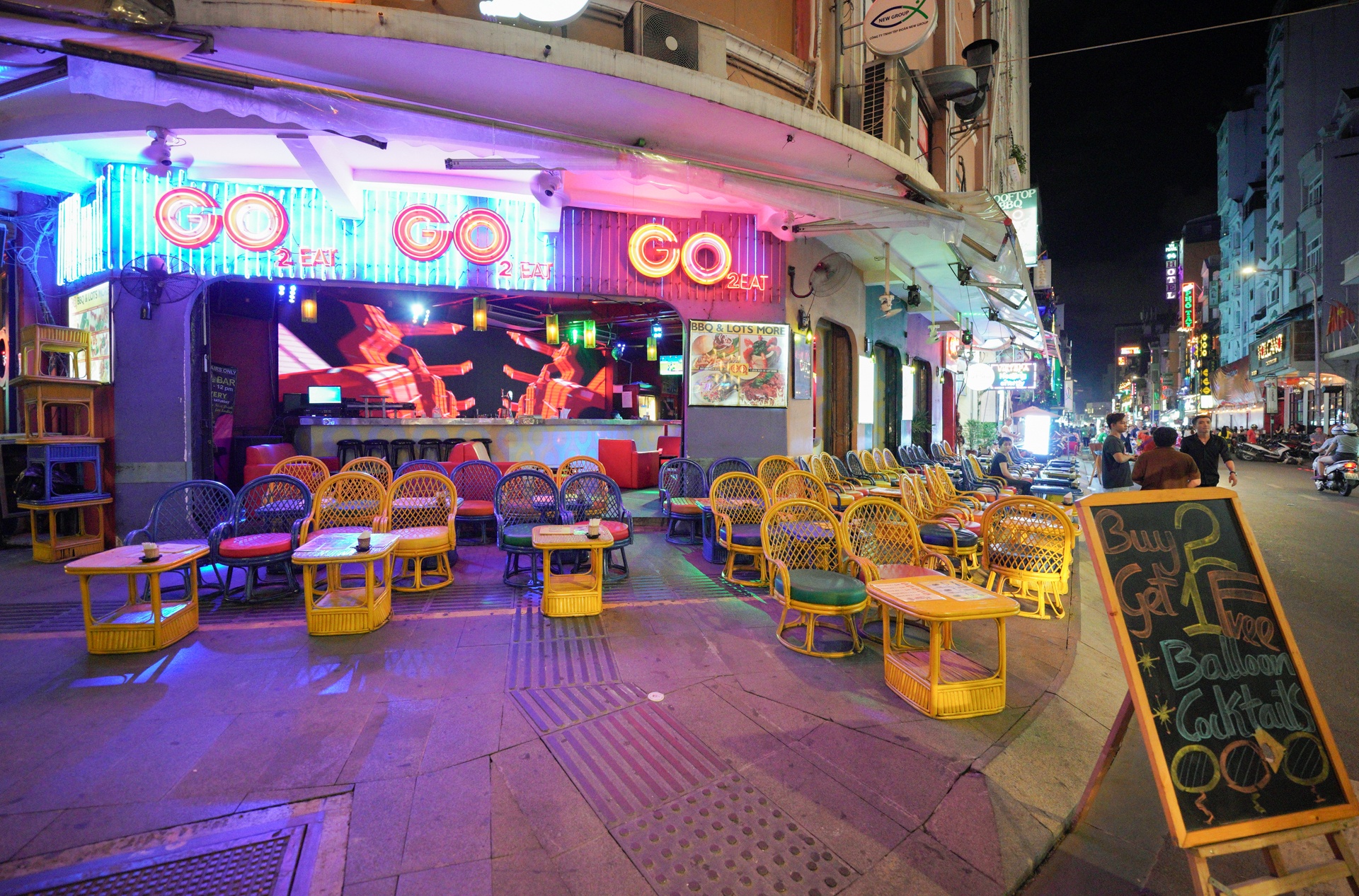 Nhan vien nhieu hon khach o pho Tay hinh anh