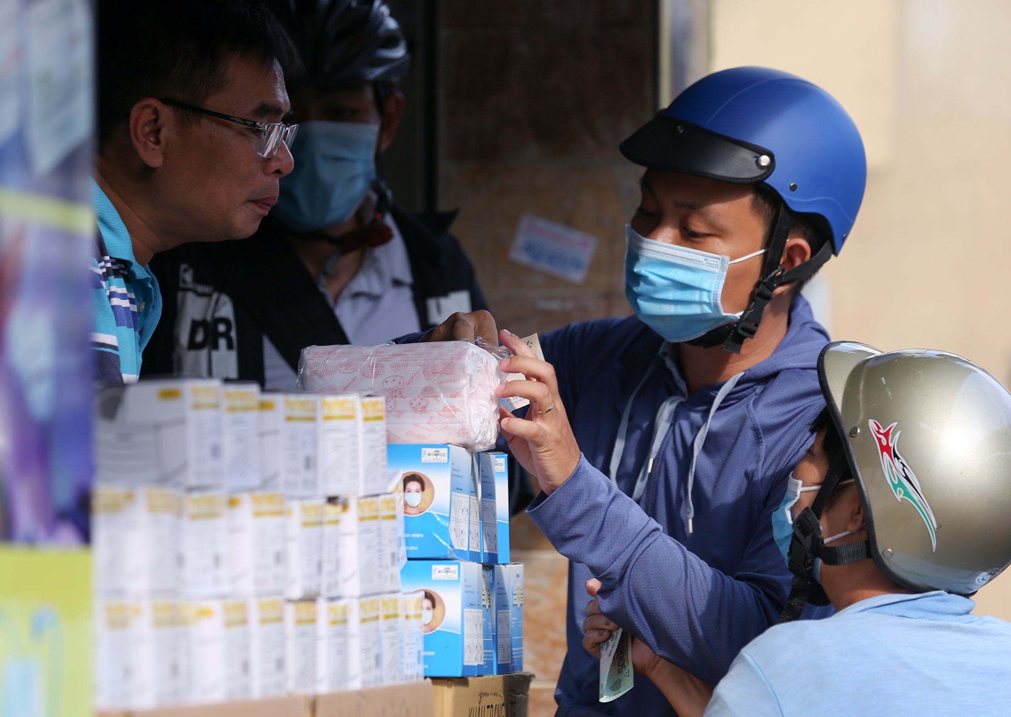 Loan gia khau trang y te hinh anh