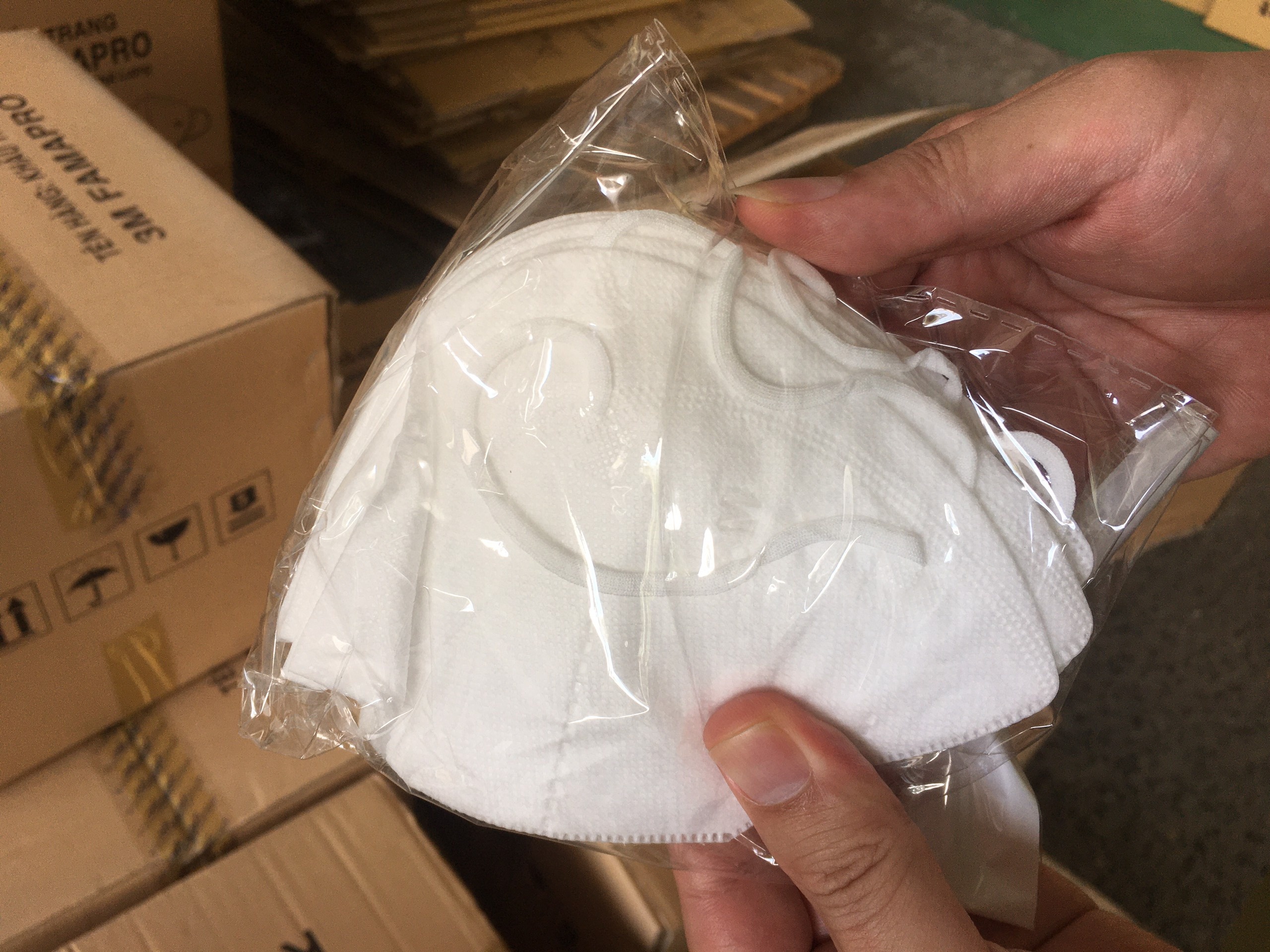 Thu giu hon 151.000 khau trang 3M gia tai TP.HCM hinh anh