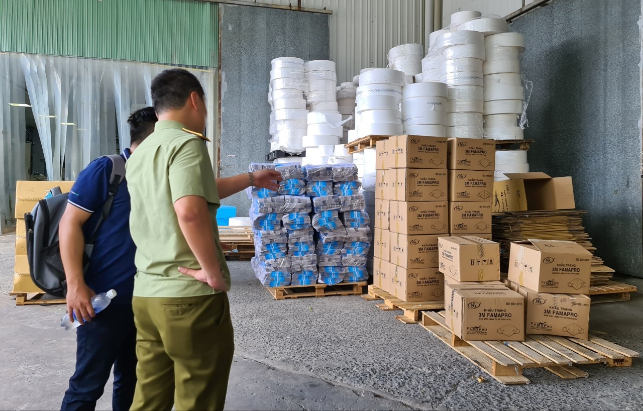 Thu giu hon 151.000 khau trang 3M gia tai TP.HCM anh 1