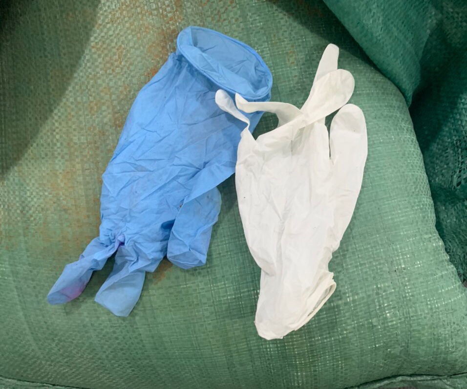 Phat hien kho chua hang chuc tan gang tay cao su da qua su dung hinh anh