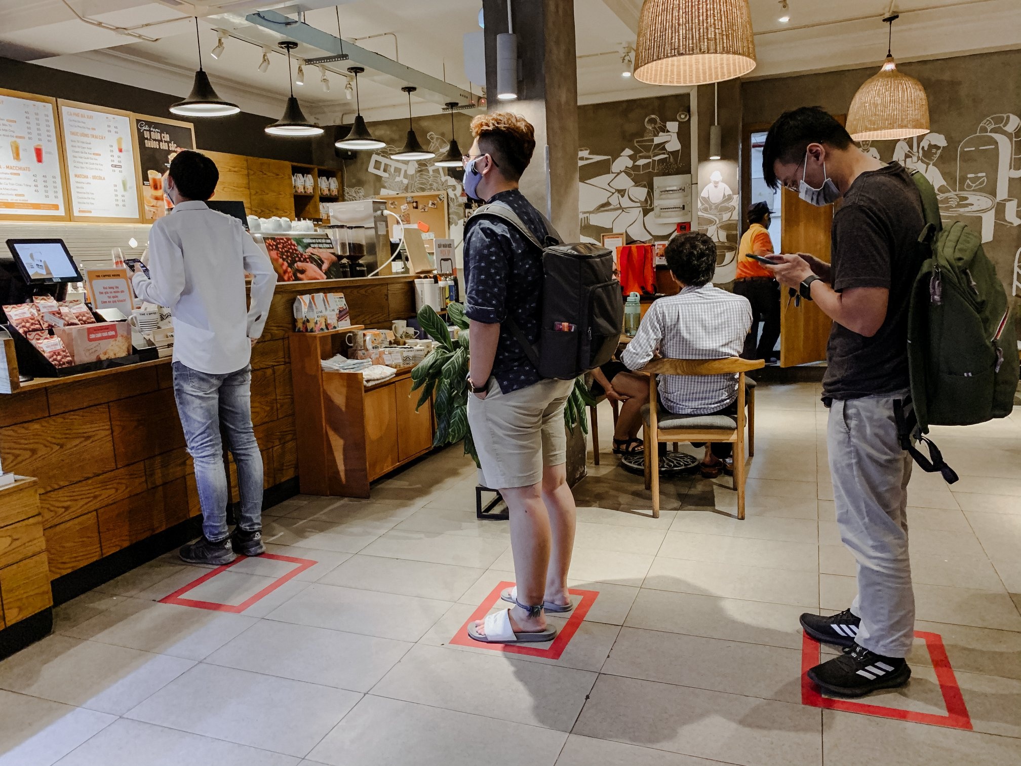 Doanh nghiep kich hoat phuong an ung pho Covid-19 tro lai hinh anh