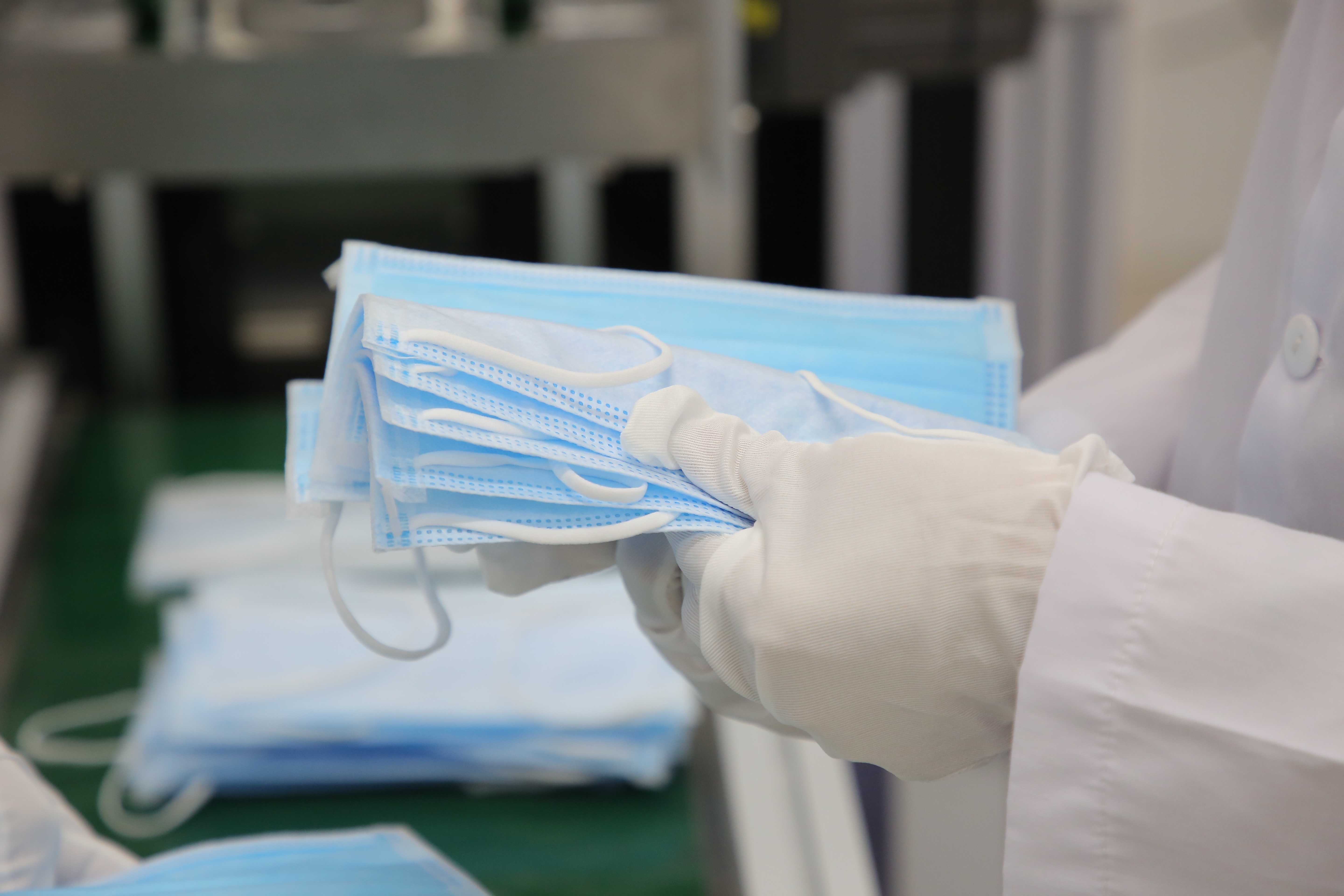 Cong ty du lich, loc nuoc nhay sang lam khau trang y te hinh anh