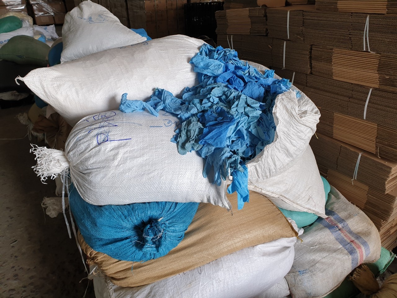 Phat hien hon 2 trieu gang tay y te la hang tai che hinh anh