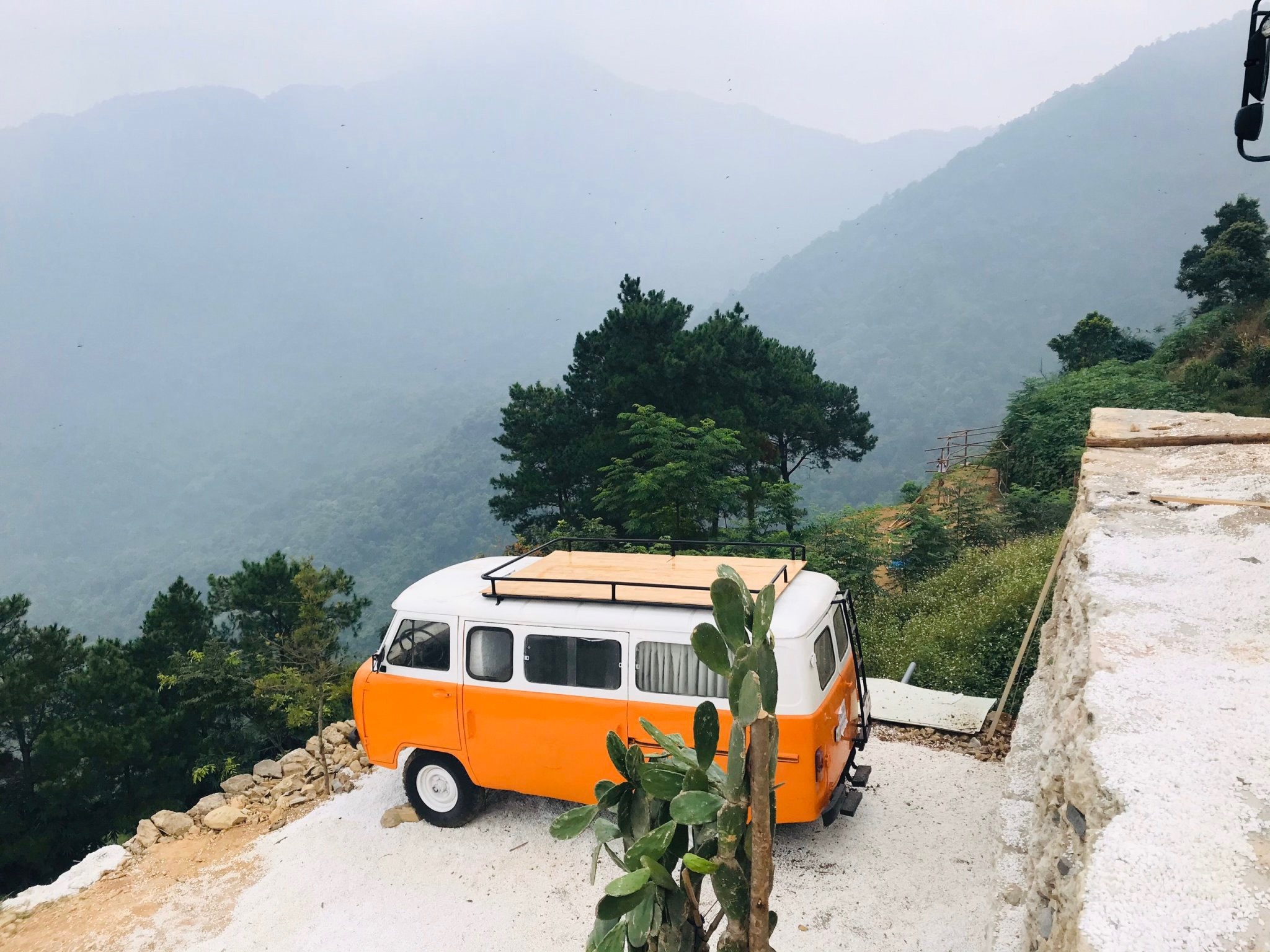 Doanh nghiep tim cach song chung voi dich hinh anh