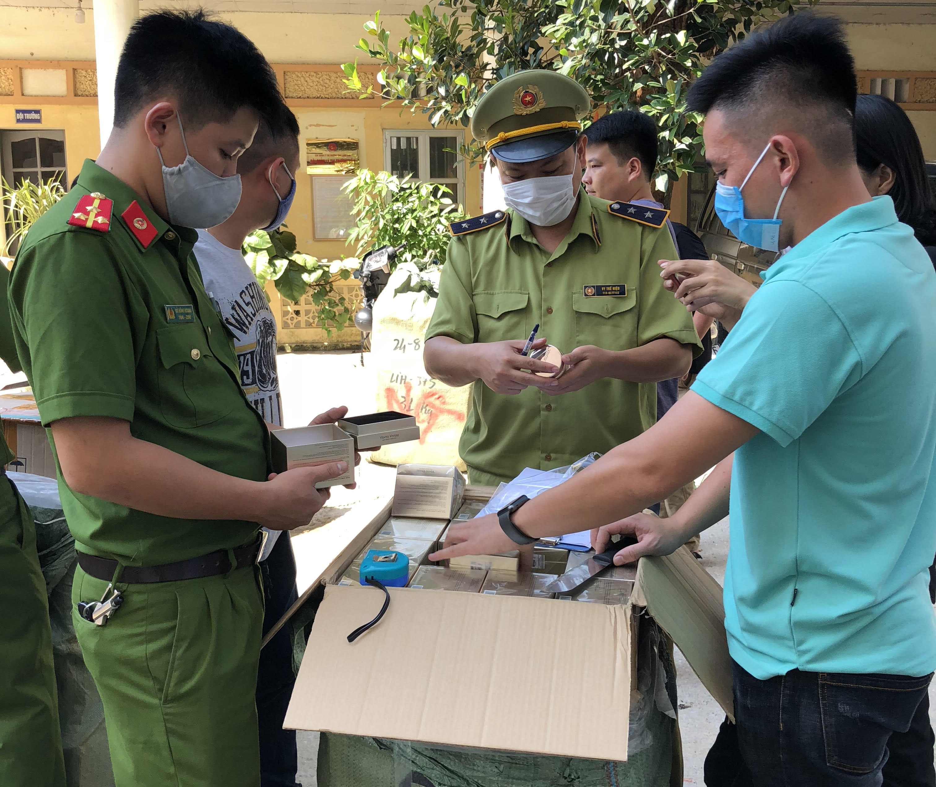 Thu giu hang chuc nghin do gia dung, khau trang nhap lau hinh anh