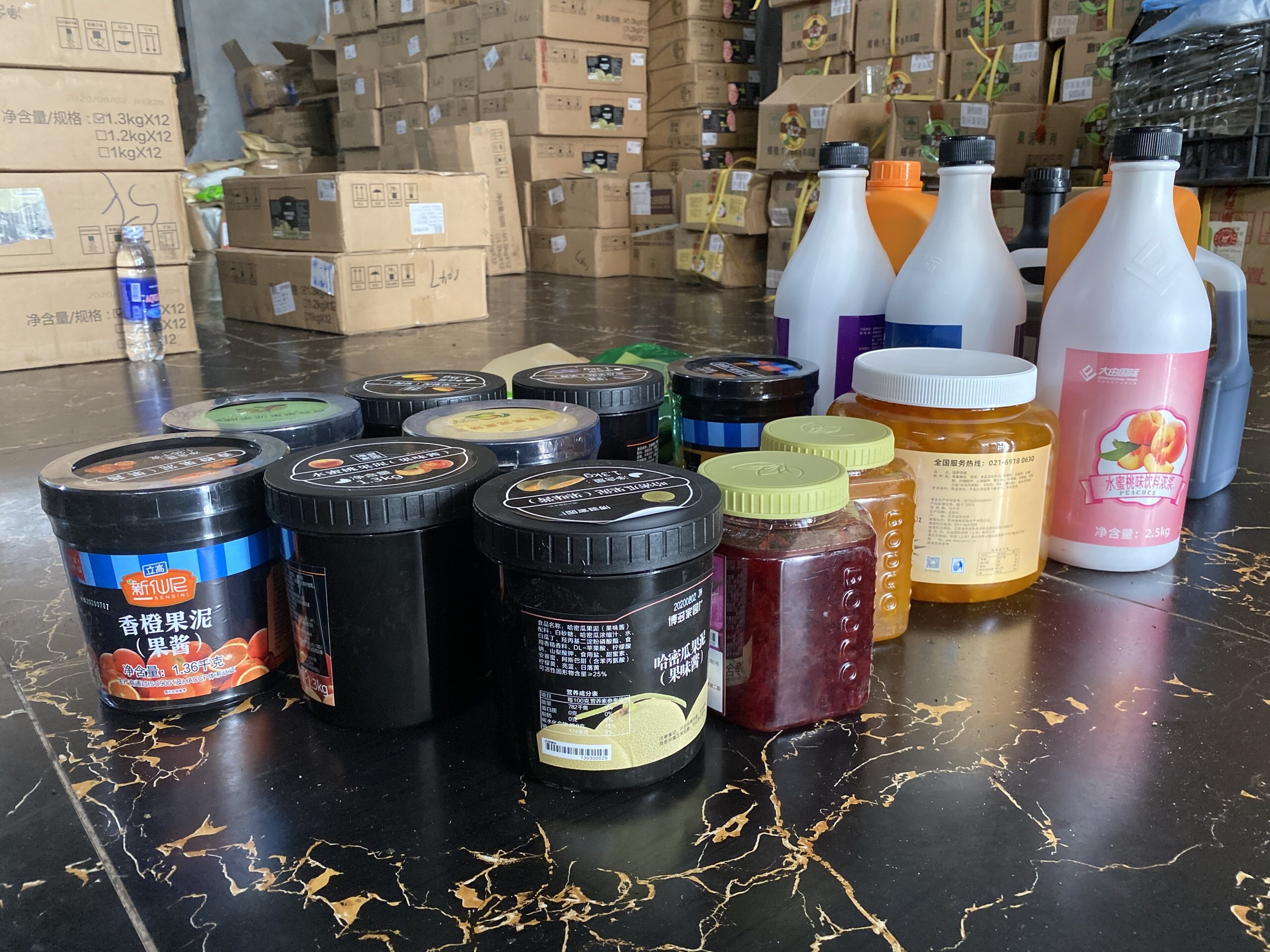 Bat 4 tan nguyen lieu tra sua khong ro nguon goc o Ha Noi hinh anh