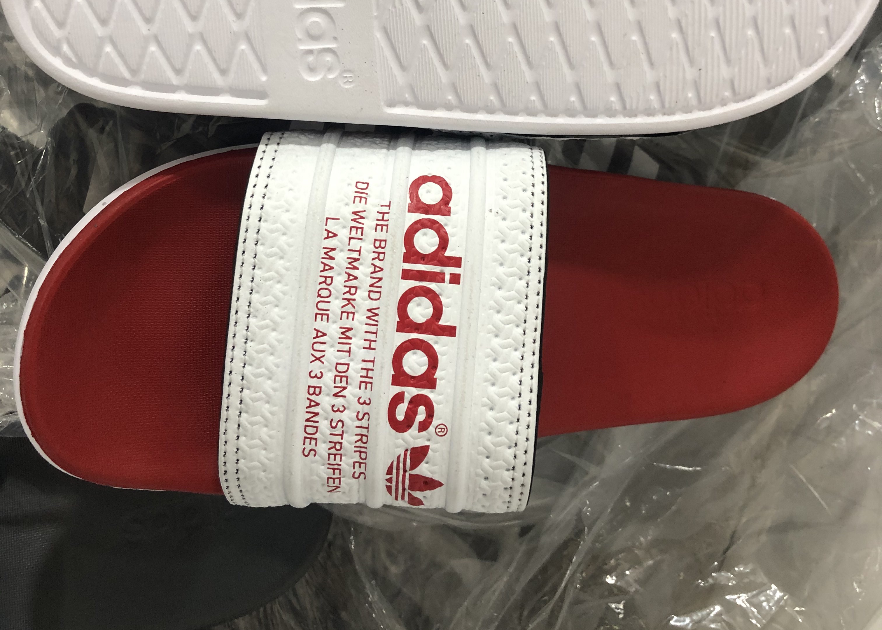 Bat qua tang noi san xuat luong lon dep nghi nhai Adidas hinh anh