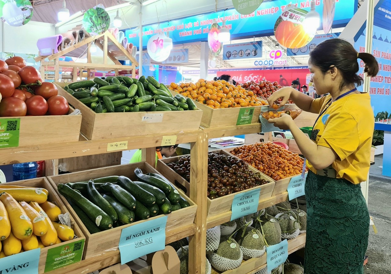 Hon 1.000 doanh nghiep den TP.HCM chao hang hinh anh