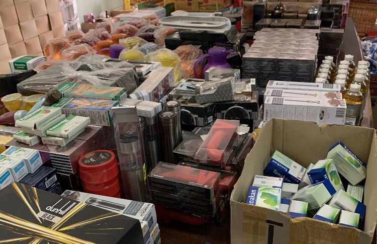 Phat hien kho chua hang nghin my pham, do gia dung 'ba khong' hinh anh