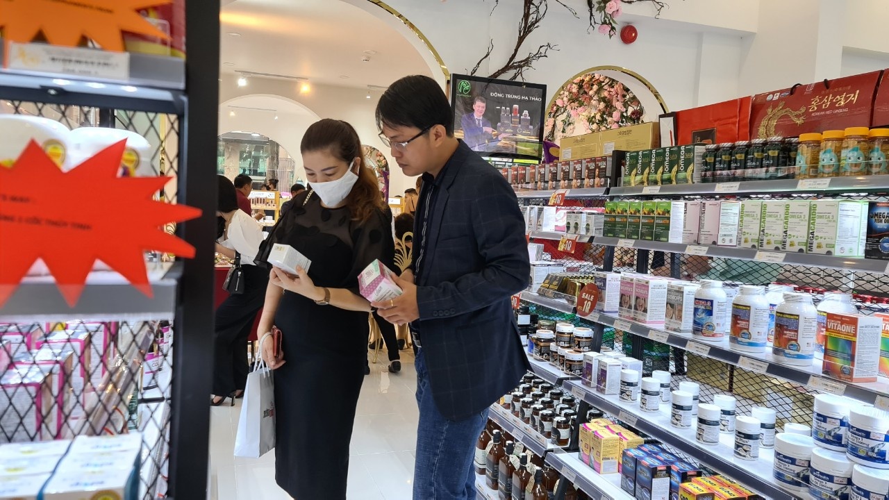 Doanh nghiep bat dong san nhay sang ban my pham hinh anh