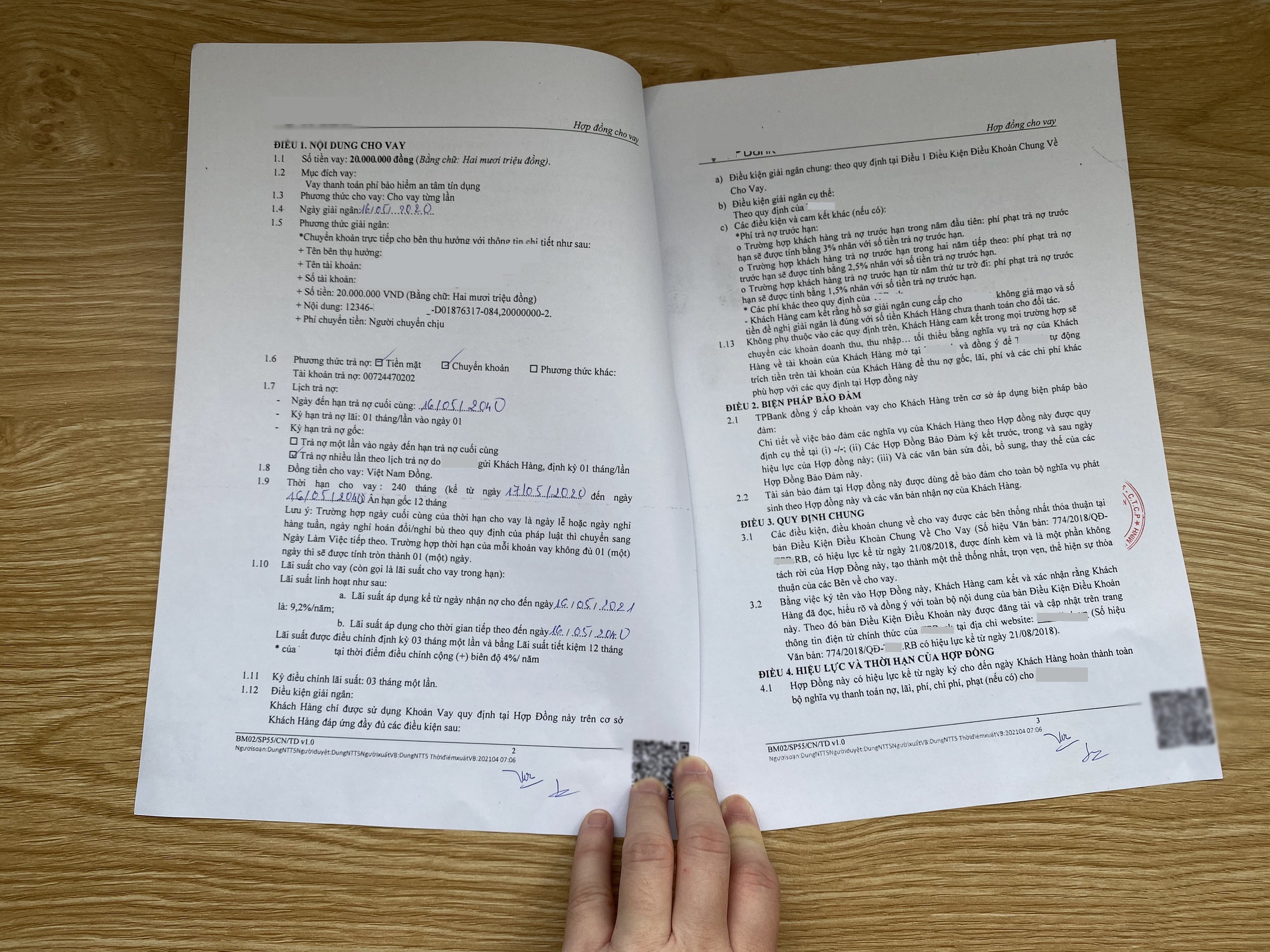 ngan hang ep mua bao hiem anh 2