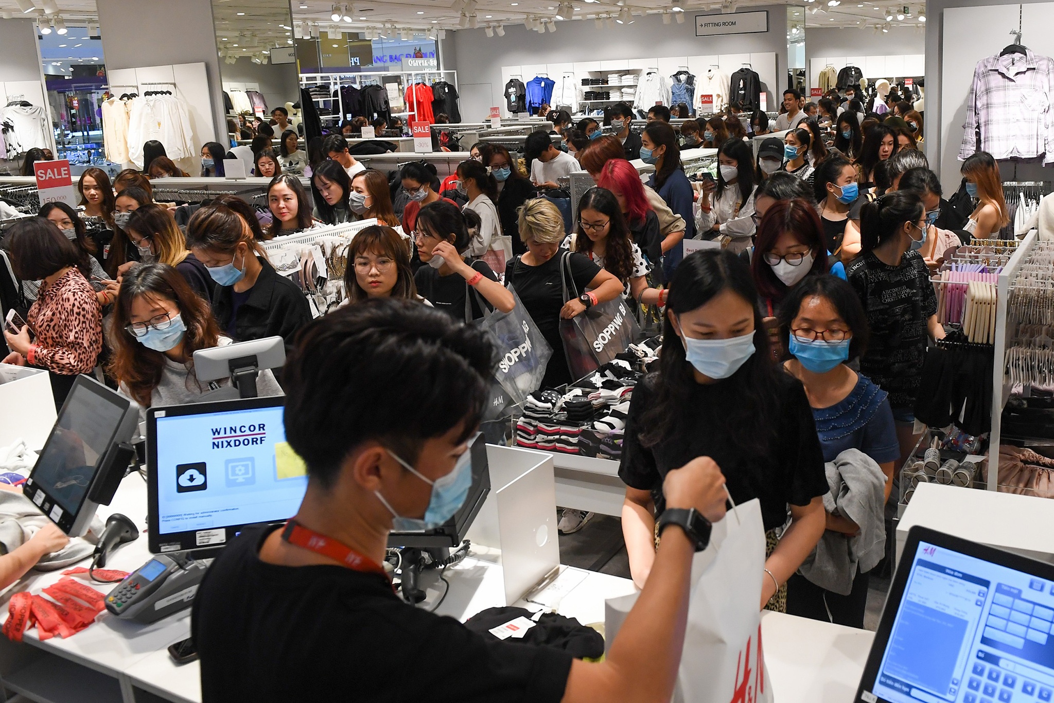 Noi chat kin, noi vang khach ngay Black Friday hinh anh