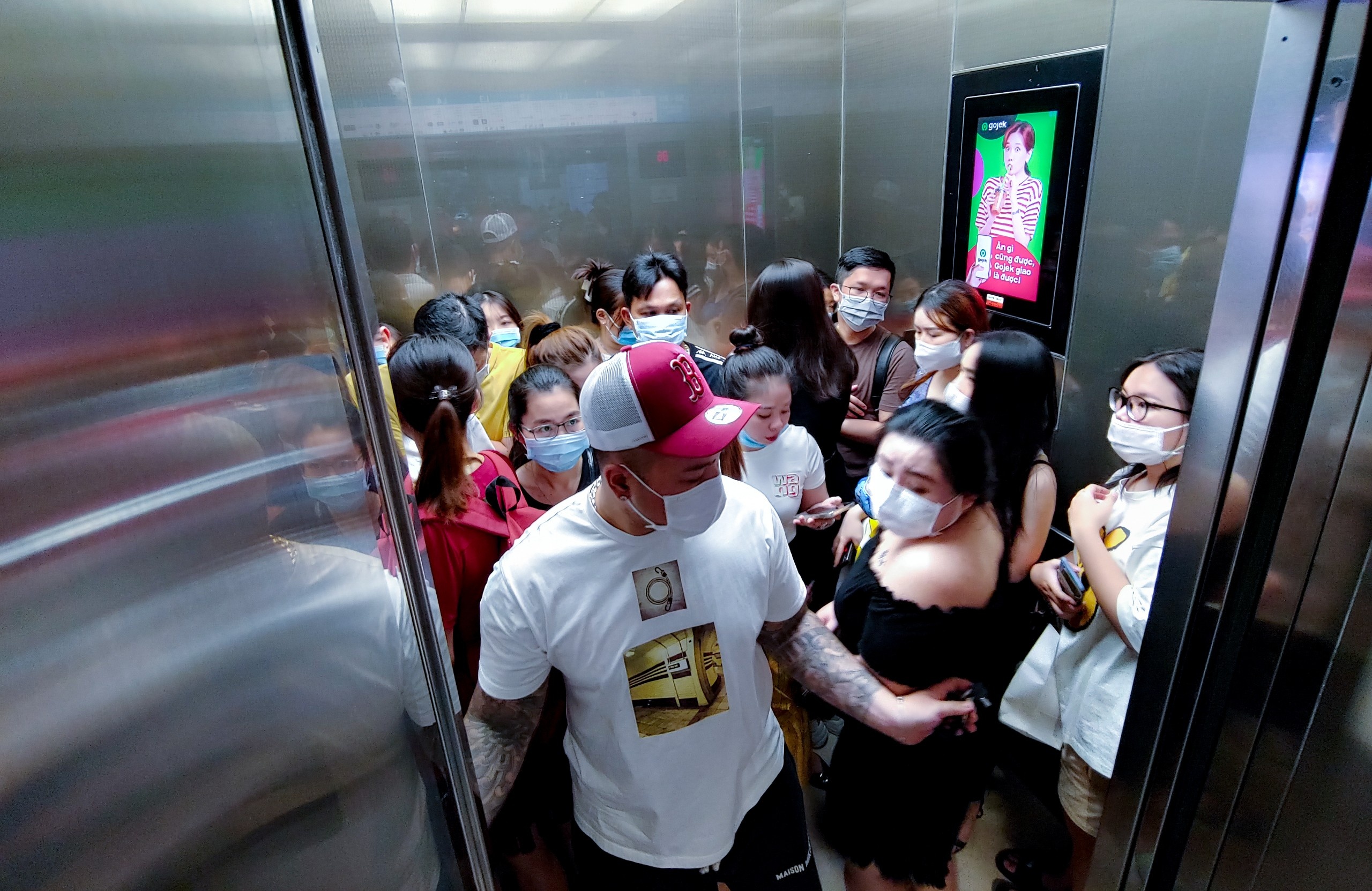 Ham xe, thang may TTTM chat kin khach vao mua hang hinh anh