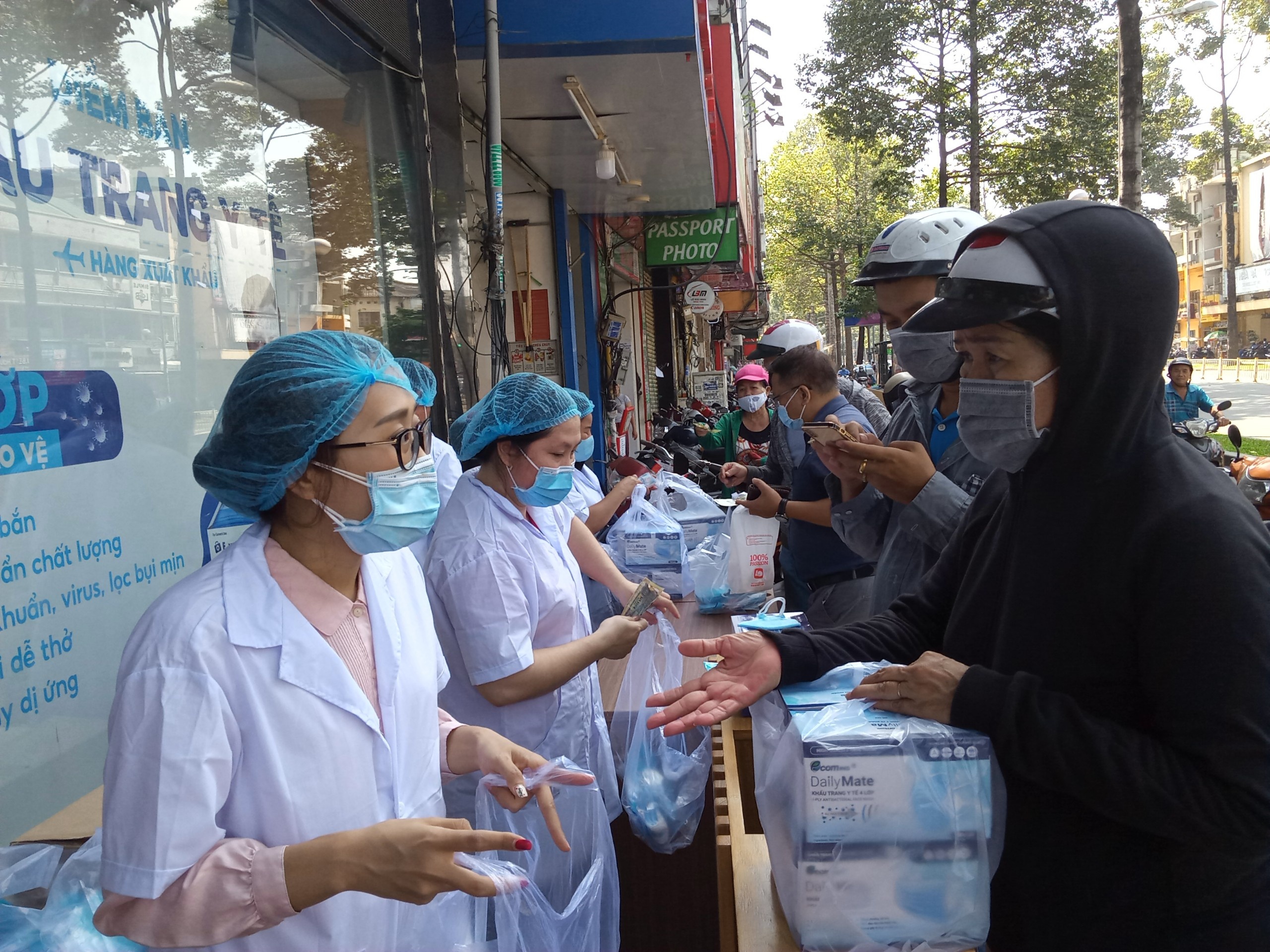 Nguoi dan TP.HCM do xo mua khau trang, gia van on dinh hinh anh