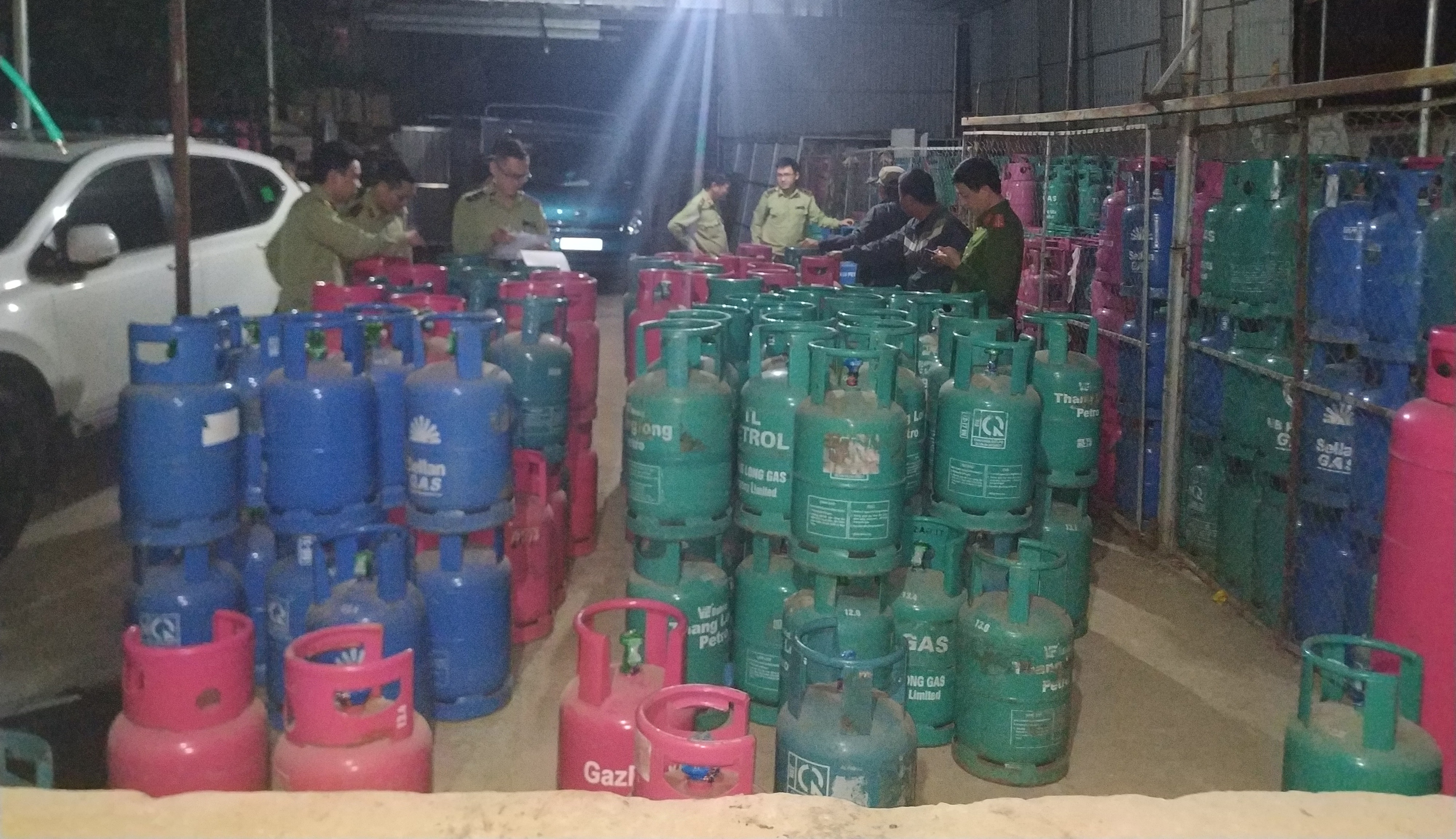 Bi phat 45 trieu dong vi ban gas gia, gas khong niem phong hinh anh