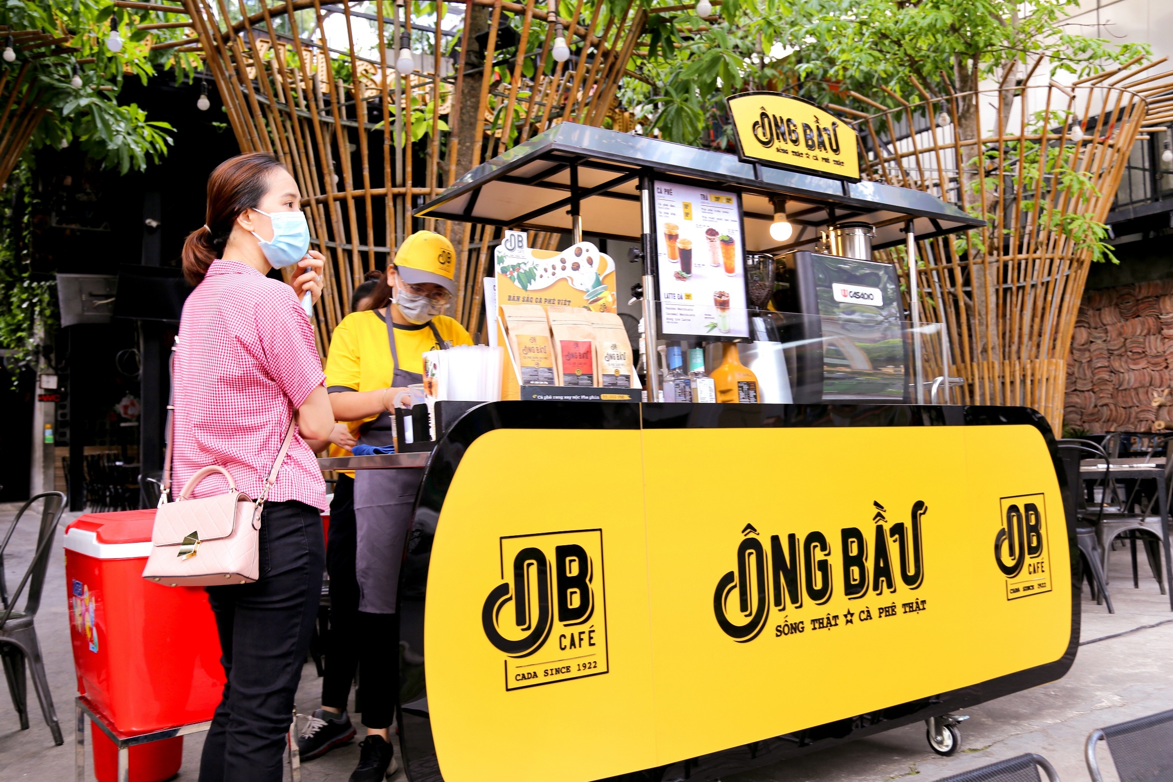 Ong lon F&B dua nhau xuong le duong anh 1