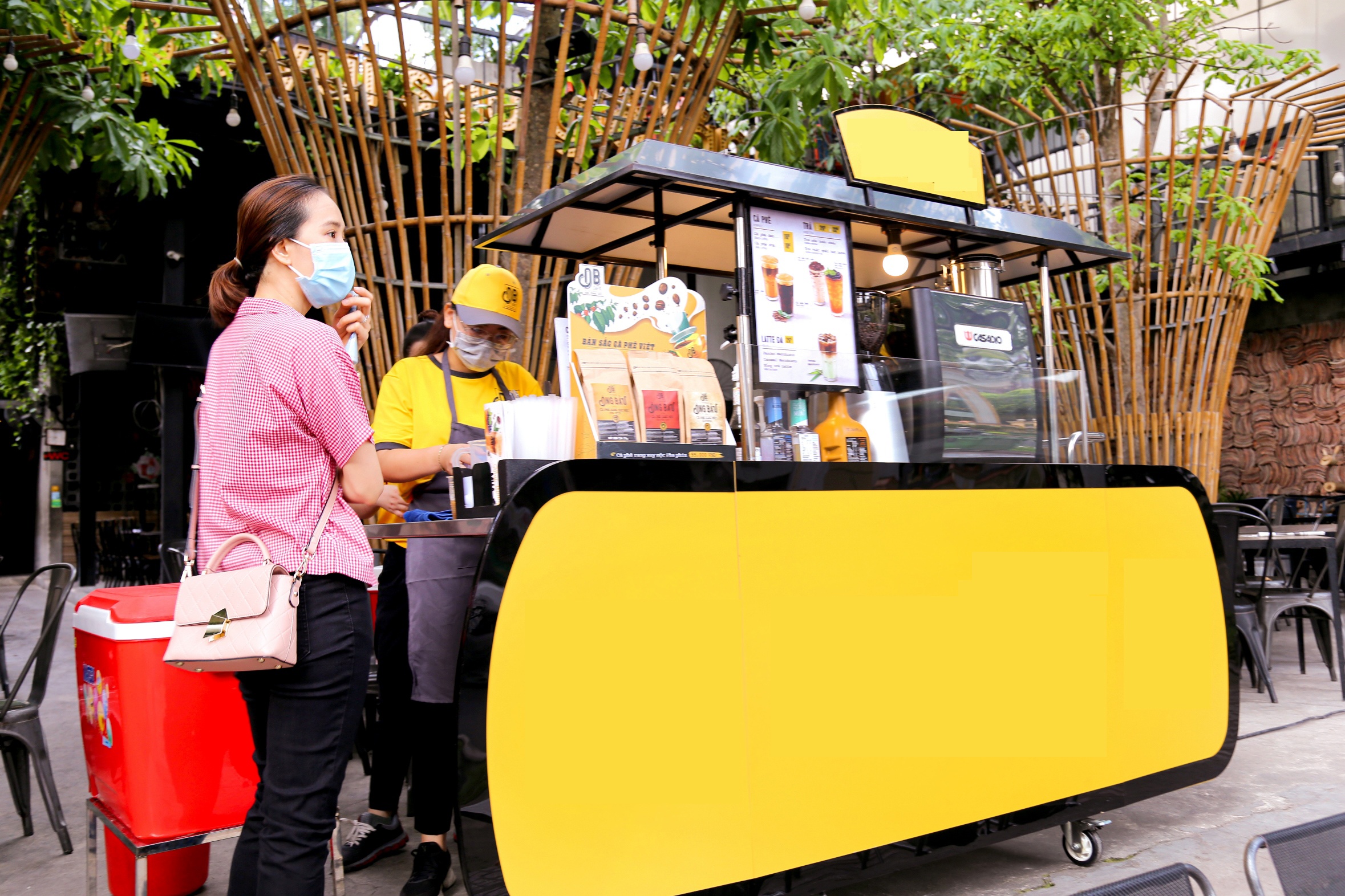 Cac 'ong lon' F&B tranh nhau ban duoi le duong hinh anh