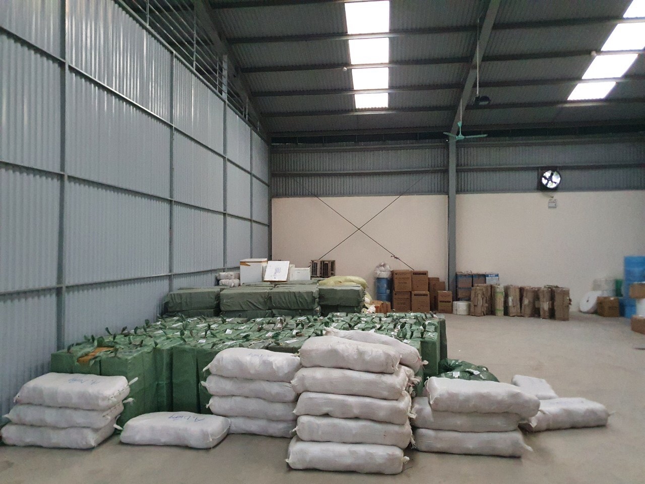 Bi phat hon 400 trieu vi ban thit kho sai quy dinh anh 1