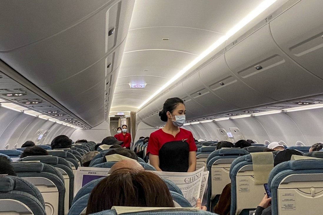 Hang tram tiep vien hang khong Hong Kong di ban bao hiem hinh anh