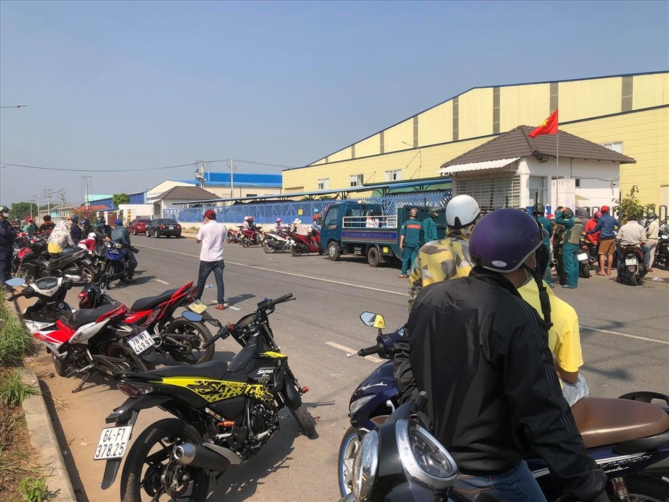 Gan 400 cong nhan di lam dau nam nhan tin cong ty giai the hinh anh