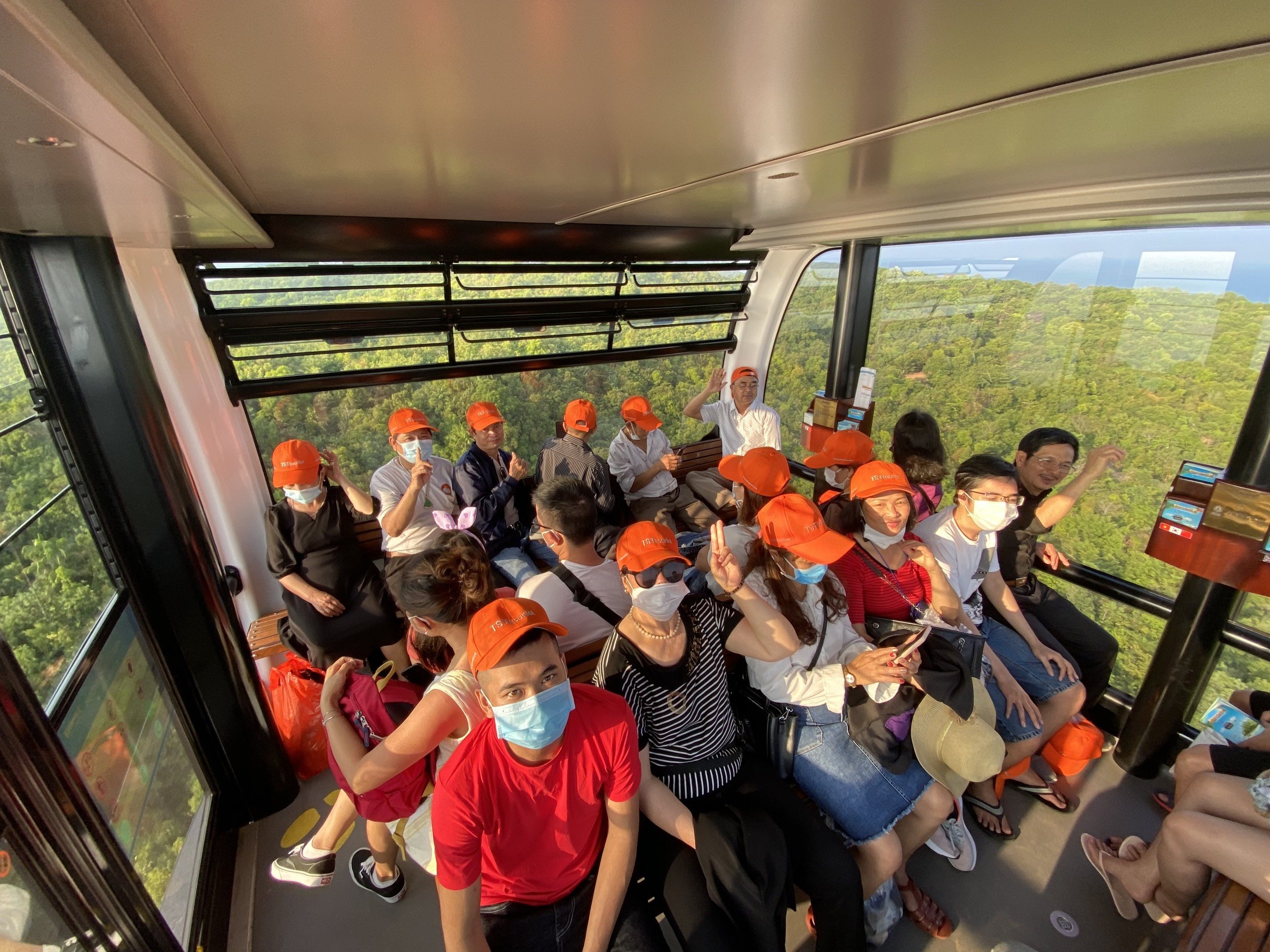 Nguoi dan di du lich tro lai hinh anh