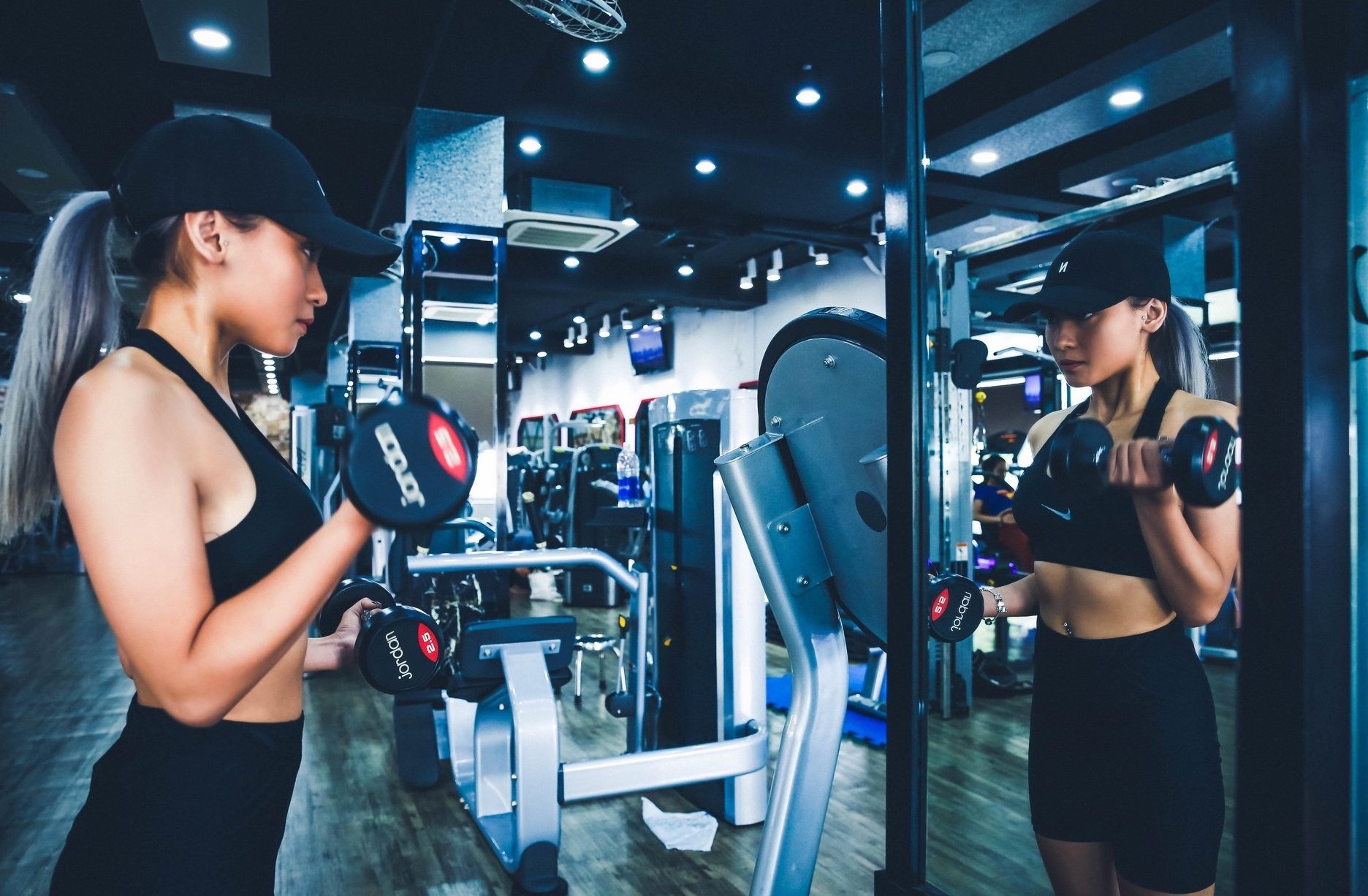 'Rap phim da duoc mo, sao phong gym van chua?' hinh anh