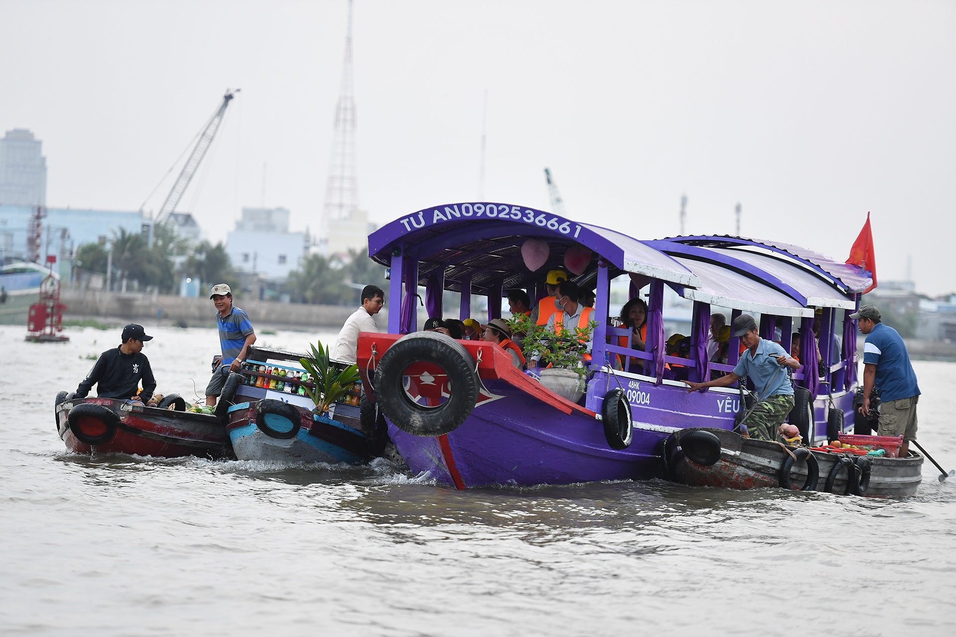 Khach du lich tang vot anh 2