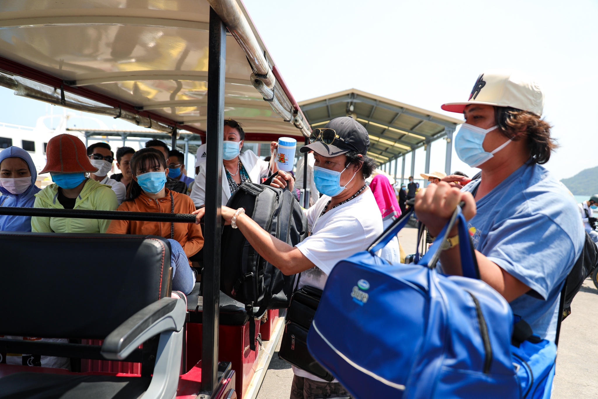 Khach du lich tang vot anh 1