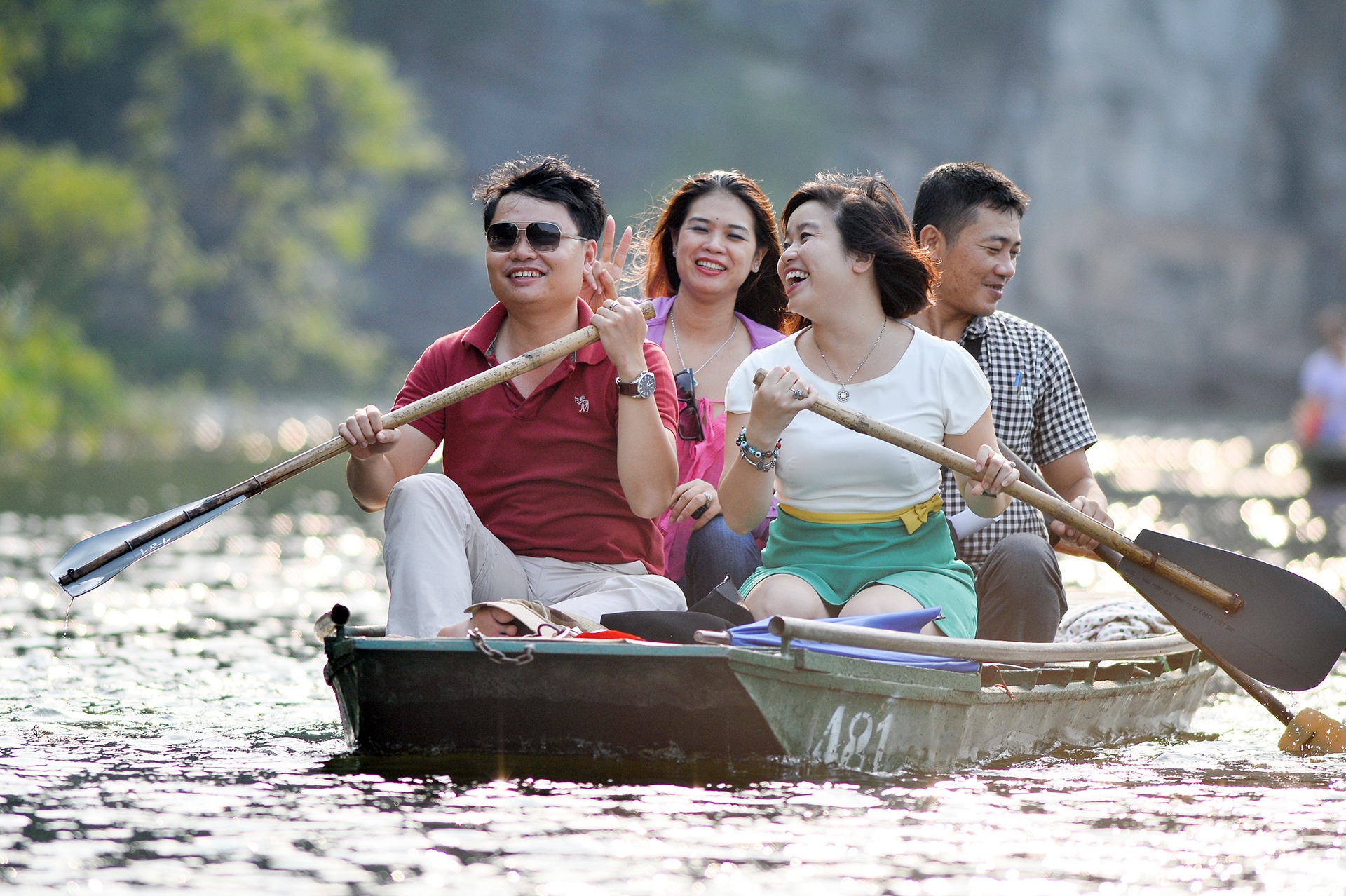 Moi ngay co hang nghin khach mua tour du lich 30/4-1/5 hinh anh