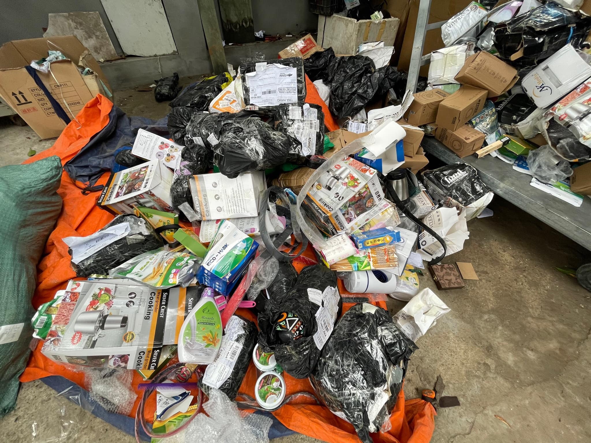 Co so hang gia ban hon 3.000 don hang/ngay hinh anh