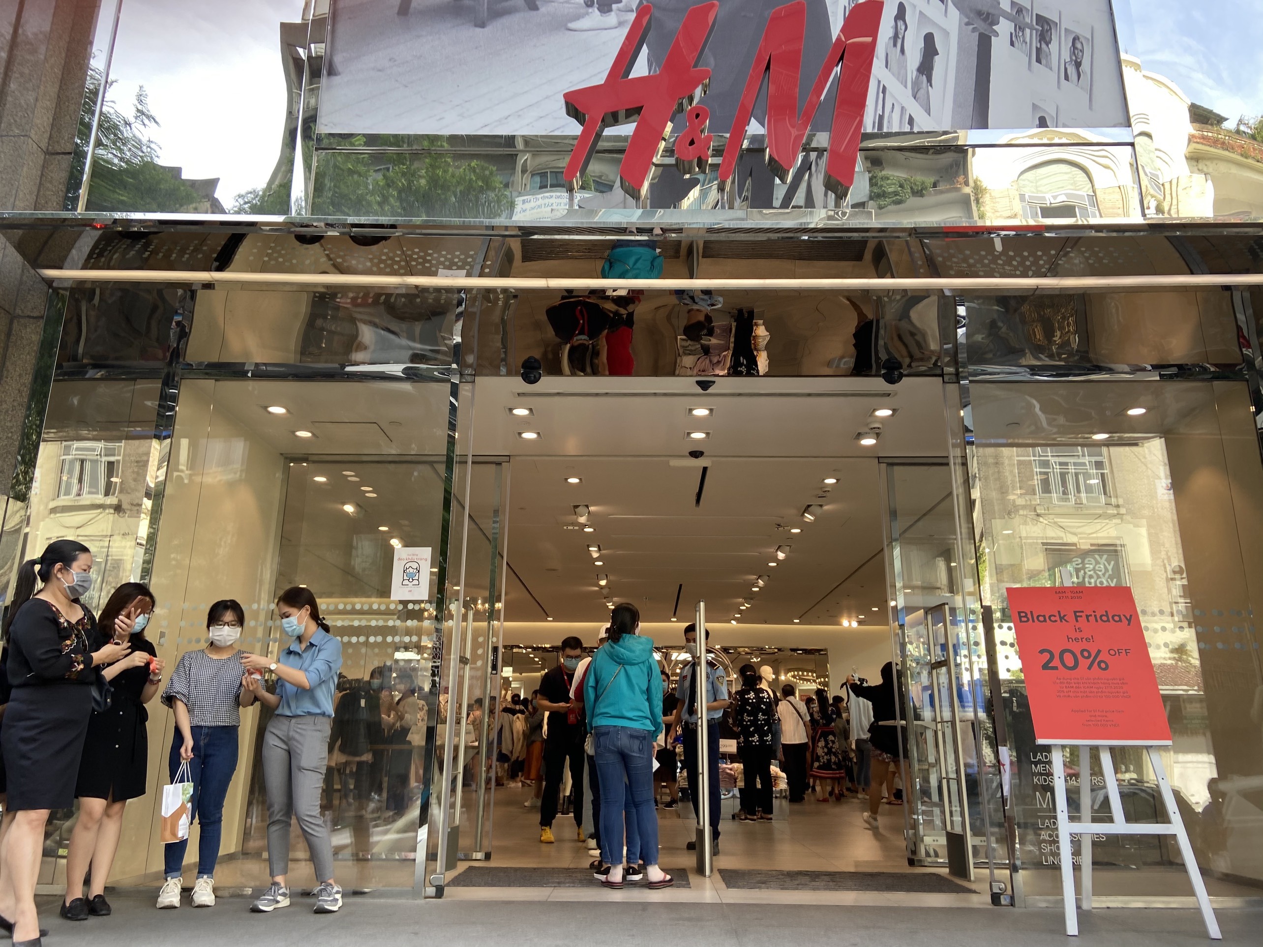 Nguoi dung Viet Nam keu goi tay chay H&M hinh anh