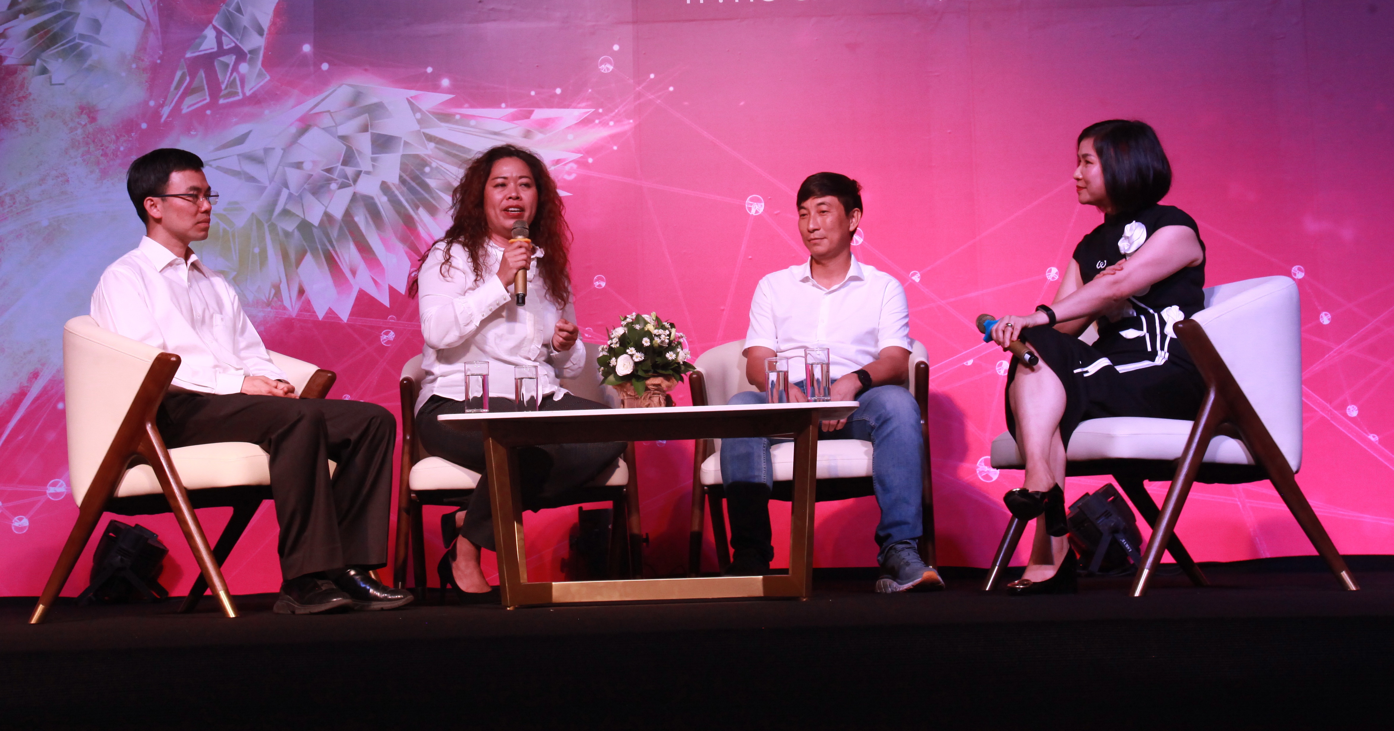 Doanh nhan ke chuyen ung bien vuot bao anh 2