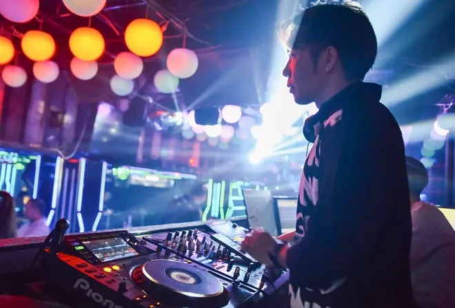 'Chung toi rat buon khi tiep tuc phai dong bar, quan karaoke' hinh anh