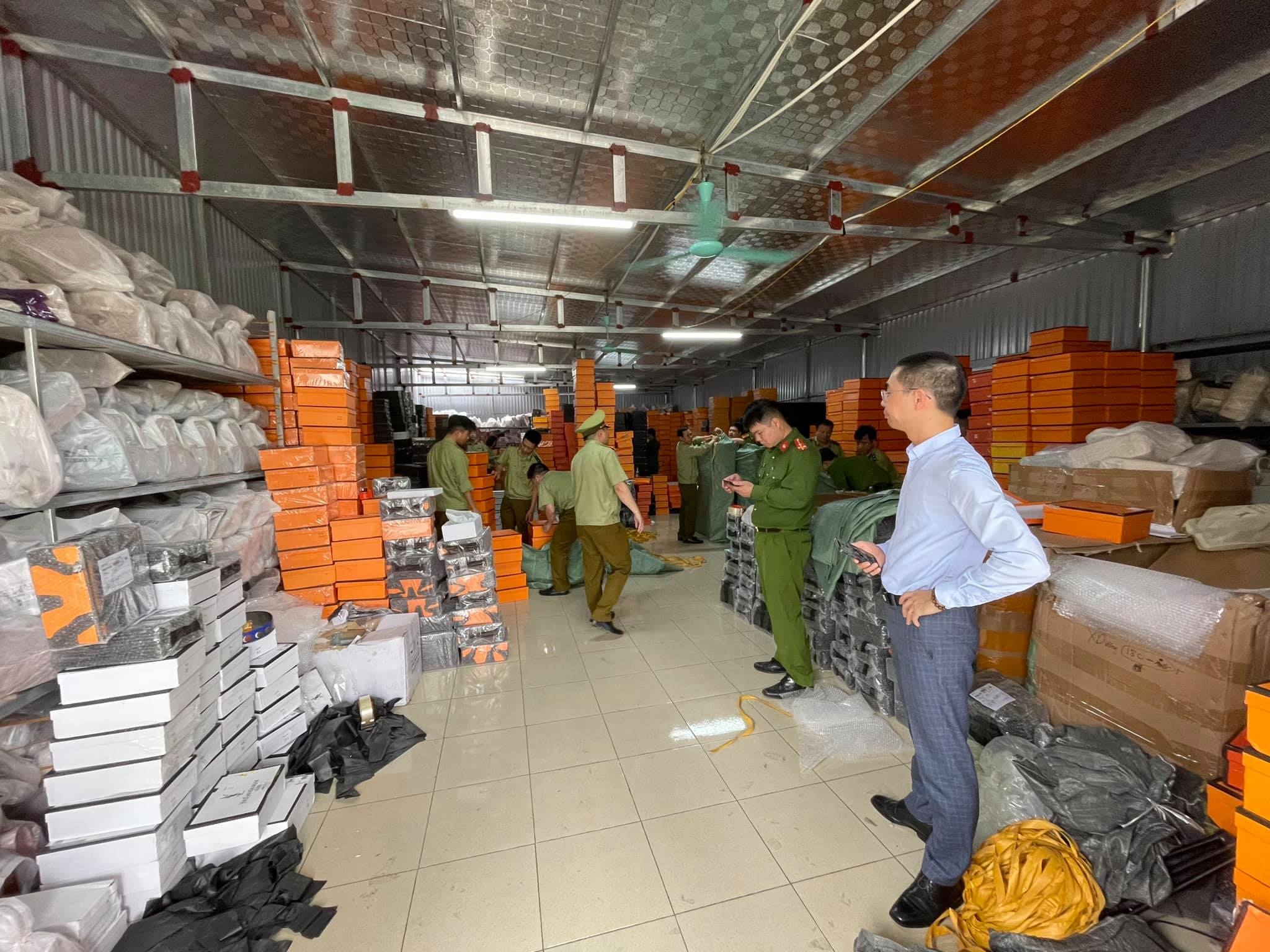 Cong an vao cuoc vu kho hang hieu gia 'lon nhat mien Bac' anh 1