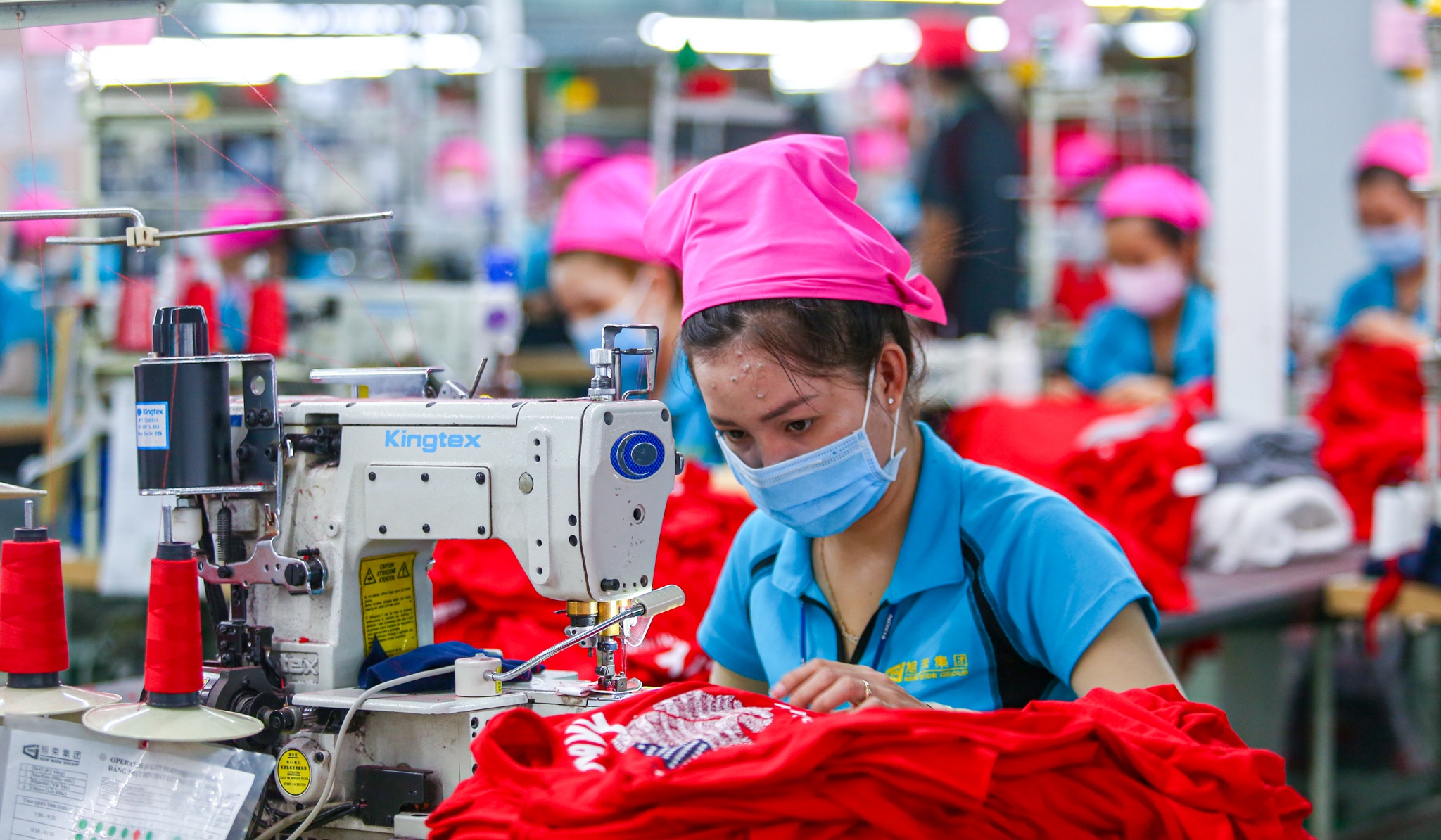 Doanh nghiep thieu lao dong tram trong hinh anh