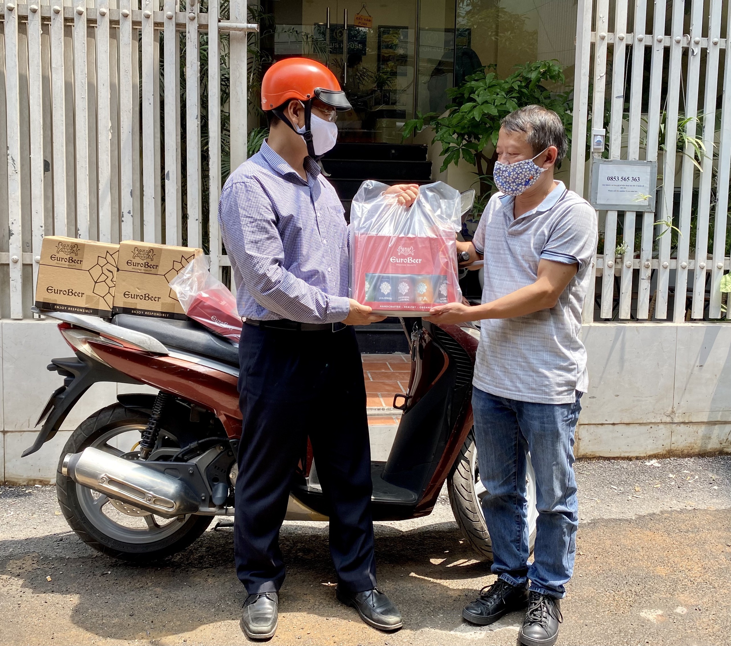 Cong ty du lich chuyen sang ban bia hinh anh