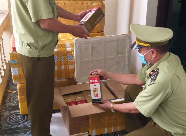 Bi phat 90 trieu dong vi ban ruou lau anh 1