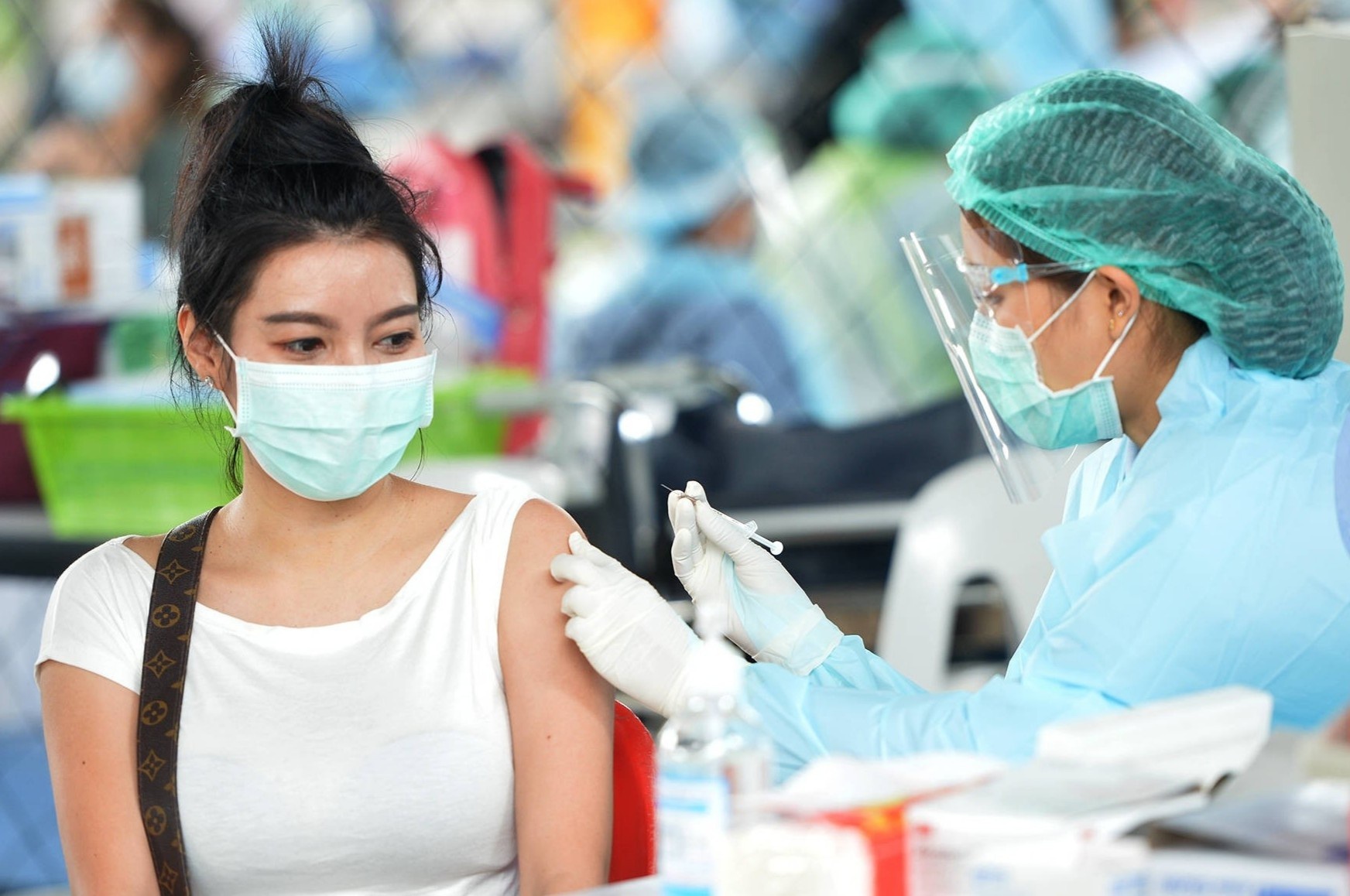 Cong ty Viet ban tour du lich My ket hop tiem vaccine hinh anh