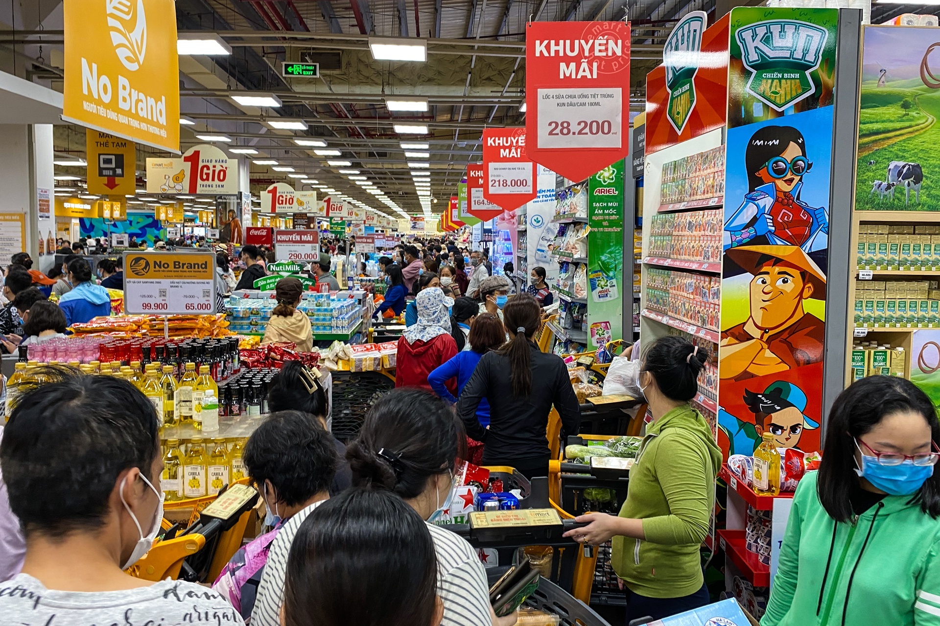 Hang hoa doi dao truoc gio TP.HCM gian cach xa hoi hinh anh