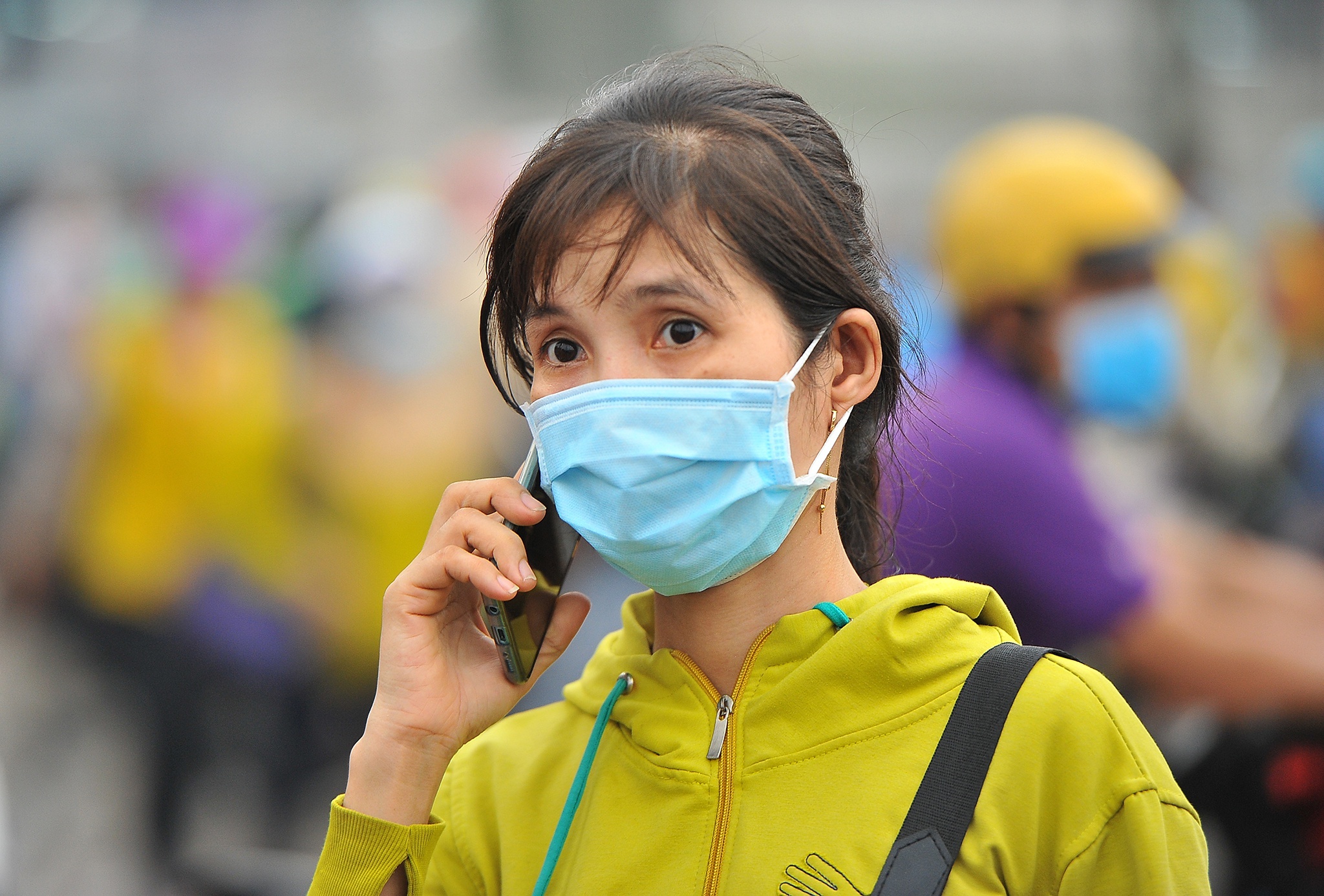 Lao dong o lai nha may ngoai TP.HCM khi gian cach xa hoi hinh anh