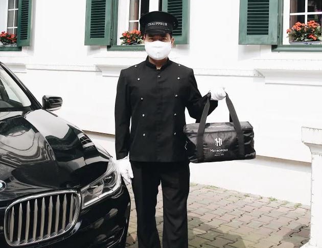 Khach san 5 sao ban do an giao tan nha hinh anh