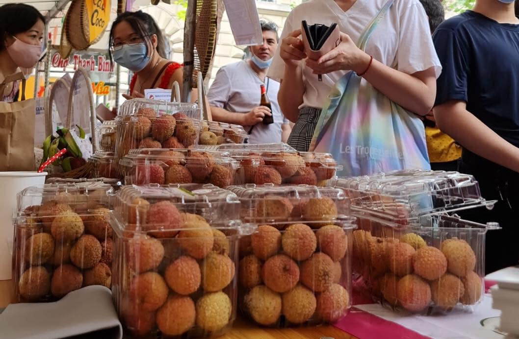 Vai thieu Viet Nam thu hut khach Phap hinh anh