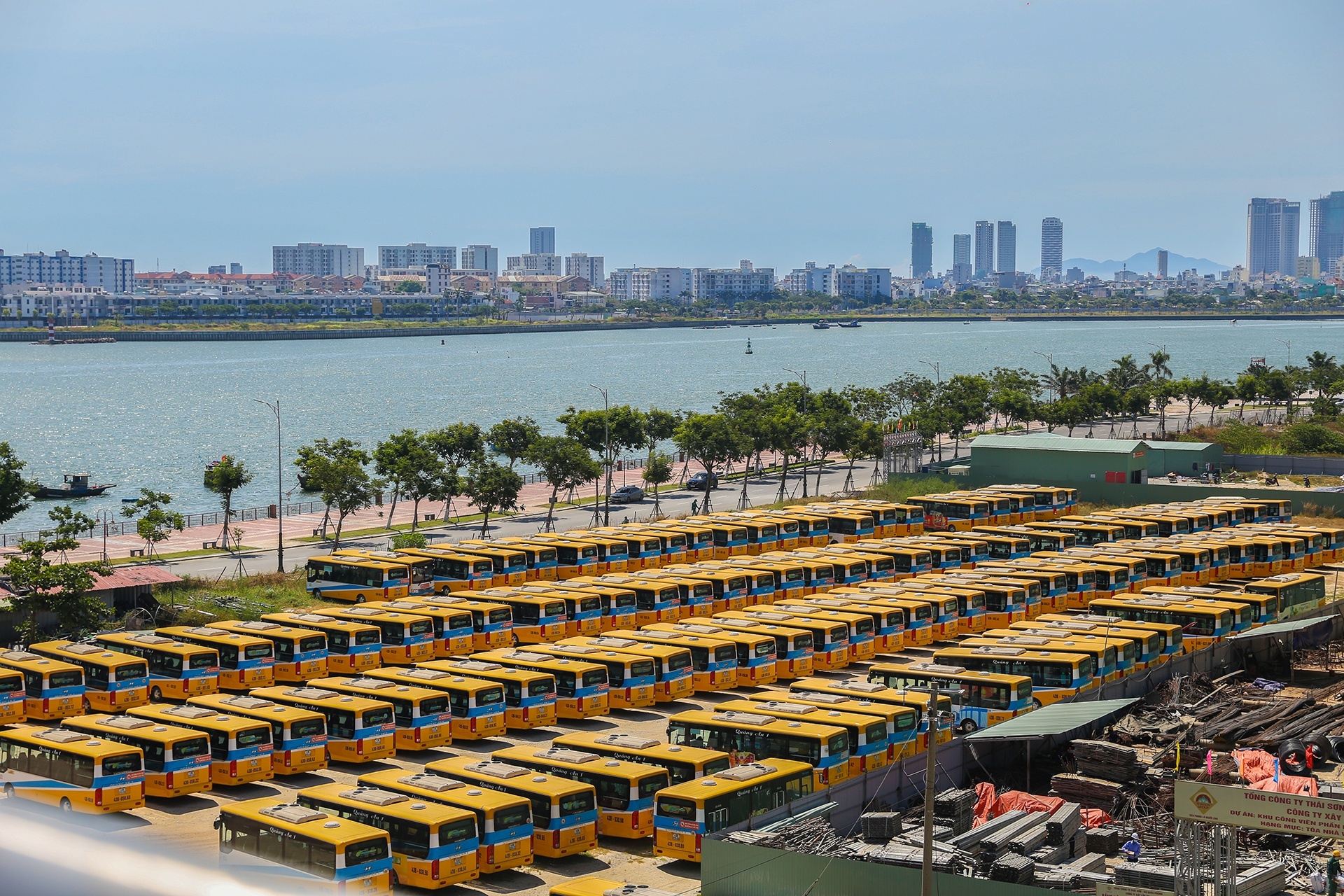 Sap thi diem oto cho khach du lich den san bay anh 1